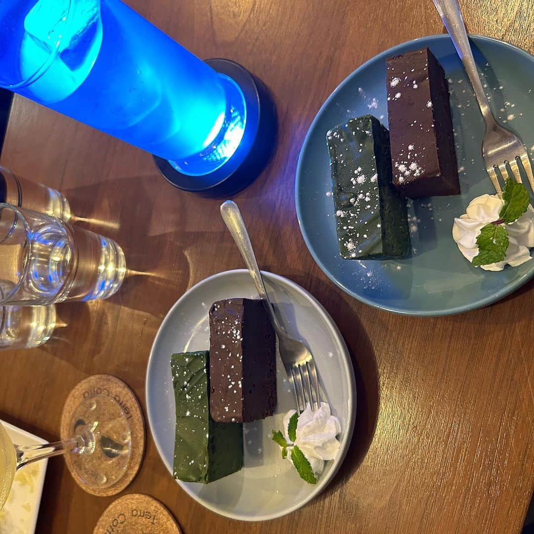 世手子さんのインスタグラム写真 - (世手子Instagram)「PR  Delicious food 😋 Ramen salad is highly recommended🍜🥗 Chocolate terrine also applauded🍰👏 家族でお出かけ(^_^) @cafe_bar_terracotta 神田駅からすぐそば（＾ω＾） 素敵でした(^-^) こちらのラーメンサラダは激うまイチオシです(〃ω〃) ジェノベーゼも美味しかった(^-^) ショコラと抹茶のテリーヌも濃厚美味しい( ´∀｀) ランチタイムからやってるのでカフェとして利用する人も多かったです(*ﾟ▽ﾟ*) バーも映えなカクテルがたくさんありました(*ﾟ▽ﾟ*) #ノンアルコールカクテル  #モクテル もあって素晴らしい👍 スポブル綺麗だった(〃ω〃) #東京bar #東京カクテル #千代田バー #千代田グルメ #神田bar #神田バー」11月2日 17時20分 - rojide