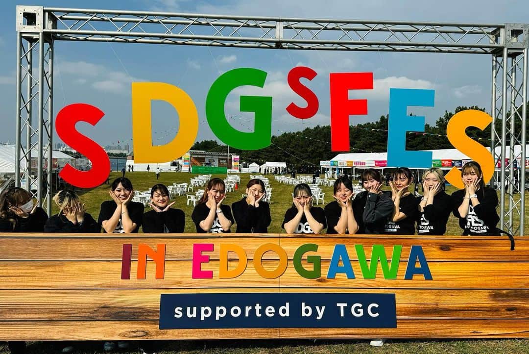 東京ベルエポック美容専門学校さんのインスタグラム写真 - (東京ベルエポック美容専門学校Instagram)「業界コラボ（現場実習） 「SDGs FES in EDOGAWA supported by TGC」のイベントで東京ベルの在校生が来場者へヘアアレンジ&ポイントメイクをさせて頂きました！ブースは大盛況！ブースに来て頂きました皆様、本当にありがとうございます。  キッズショーに出演するキッズ達のヘアメイクも担当させて頂き、キッズたちをさらにオシャレに可愛くかっこよく変身させて頂きました😊  #tgc #江戸川区 #東ベル #東京ベルエポック美容専門学校 #美容専門学校ベルエポック東京校 #美容学生 #美容専門学校  #美容学校  #美容進学 #美容垢 #美容垢さんと繋がりたい#美容師なりたい #オープンキャンパス #美容師 #ヘアアレンジ #ヘアセット #ヘアメイク#アイリスト#アイデザイナー #ヘアメイクアーティスト #ブライダルヘアメイク #トータルビューティ#スタイリスト #メイクアップアーティスト #東京ベル #ljk #sjk #fjk #高校生男子  --------------- 『東ベルパンフレットのご請求/オープンキャンパス予約』こちらから💁‍♀️💁‍♂️ @tokyo_belle」11月2日 17時21分 - tokyo_belle