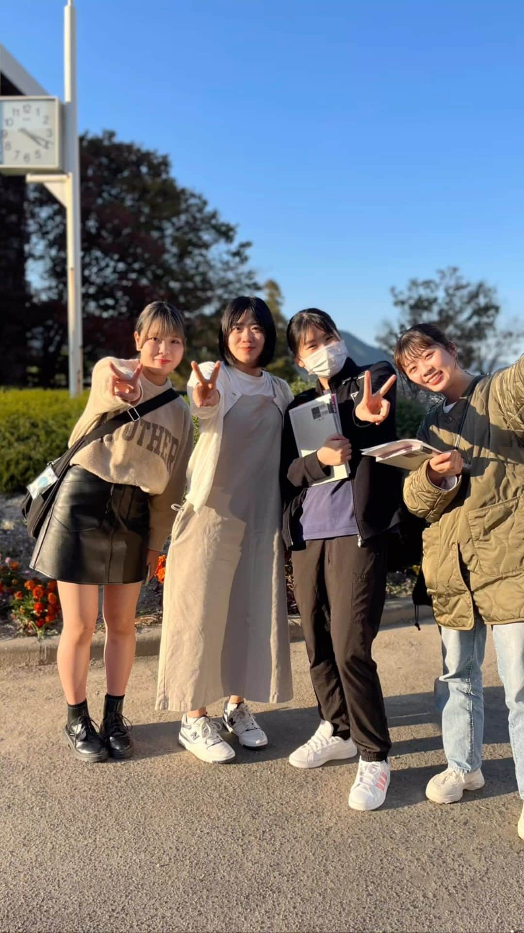 福岡女子短期大学のインスタグラム：「💠1/365 Days  今週もお疲れ様でした🍁🍂 放課後のキャンパスの様子を撮影しました🥰  撮影にご協力いただいた皆さん ありがとうございました👏  ーーーーーーーーーーーーーーー #福岡女子短期大学 #スナップ写真 #ストリートスナップ #福女短スナップ　#登下校  #短大生　#人類の進化ポーズ   ーーーーーーーーーーーーーーー」