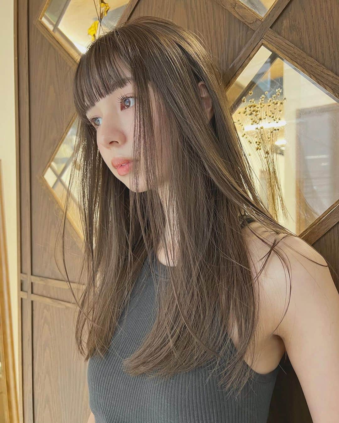 兼井遼のインスタグラム：「オリーブベージュ＊  柔らかくほつれるヘア😌  ツヤのある 暗くても透明のある カラーならお任せください☺️  11月のご予約も まだまだお取りできます🙇🏻  ご質問などは コメントにてお問い合わせください！😌  #ケアカラー  #ヘアアレンジ  #ケアダブルカラー  #巻き方  #髪質改善カラー  #イルミナカラー  #ミルクティーベージュ #グレージュ  #ケアブリーチ  #ハイライトカラー  #ハイトーンカラー  #ブリーチ  #ダブルカラー   #インナーカラー  #オリーブアッシュ  #グラデーションカラー  #グレージュカラー  #ツヤトーン  #パーマ  #艶髪  #外国人風  #髪質改善トリートメント  #くびれヘア  #シースルーバング  #髪質改善  #ラベンダーグレージュ  #オリーブグレージュ  #トリートメント  #ヘアアクセサリー　#インナーハイライト」