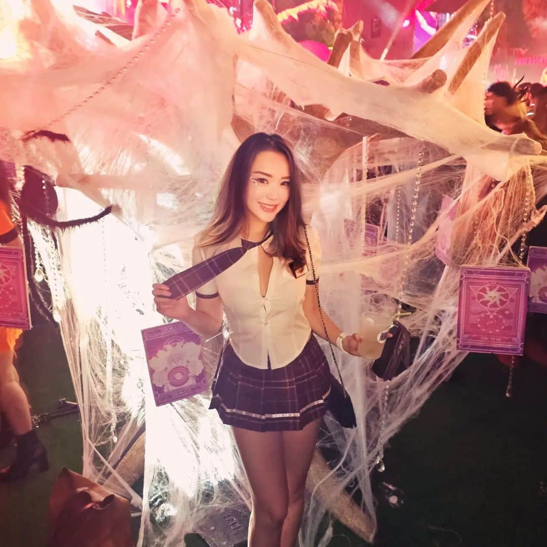 Nicole Chenのインスタグラム：「Biggest house party in the world for Halloween done by @prinzmarcus  Amazing! Dubai next level 👏 His whole backyard turn to a music festival #dubai #prinzmarcus #halloween #houseparty #music #privateevent」