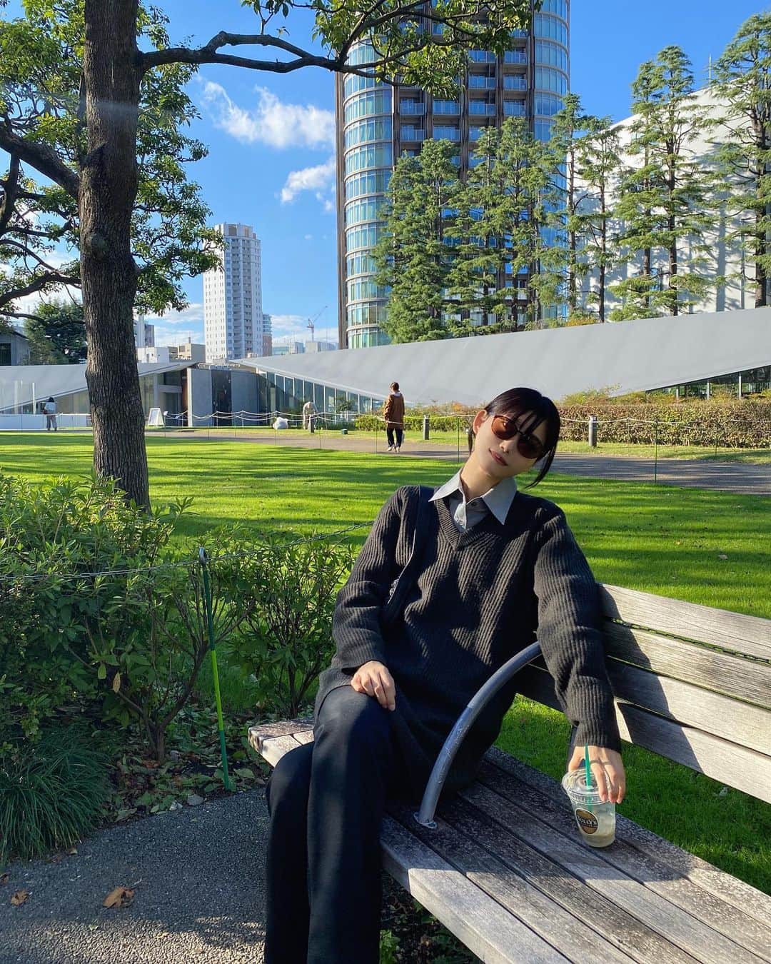 阿知波妃皇のインスタグラム：「🍀🌿🏸🪻  緑をいつも近くに感じないと生きていけない私、ここ何日かの写真たちだよ! 家族といる時間が自分の人生でとても重要で大切にしている事で、この前も母と叔母と叔父とサイクリングしに遠い場所まで皆で行った日もありました🚲「汚れても良い服と靴で集合だよ!」という事で、その日はピクニックもしたり、バドミントン🏸やフリスビーをしたり、子供に混じってアスレチックで遊んだり😬 大人になっても遊び心を忘れない私の家族が大好き☺️でもローラー滑り台でお尻が燃えました🍑🔥子供の頃からイベントシーズンの時は家族が集まってパーティをします🎄🎃 クリスマスもうすぐだね! 嬉しいことも悲しいことも大好きもハグしてちゃんと伝えあえる大切な家族 :) 自分の幸せを感じる瞬間は人それぞれ 誰かと比べたりするものでは無いよ! 皆の幸せな瞬間もずっと続きますように😊」