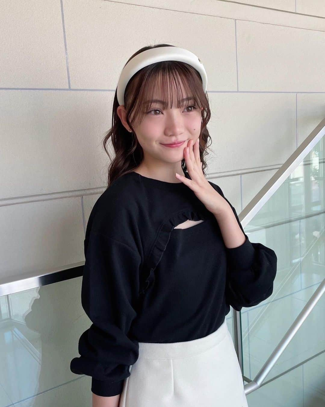 新潮社「ニコラ」のインスタグラム：「モノトーンガーリー🖤🎀🤍  シュリータの洋服でコーディネートしてみました😊  ポイントはトップスの胸元が少しあいていて、冬でも肌見せできるようなトップスになっています♡  中のキャミがくっついてるから着るだけでレイヤードスタイルが完成しちゃうよ😮💕  モノトーン以外でもピンクともブルーとも合わせやすいのでとてもおすすめです。  トップス  shrita スカート  GU ブーツ  GU バック  INGNI   #PR #シュリータ #shrita #大人っぽガーリー #ガーリーコーデ #ガーリーファッション #中学生ブランド #中学生ファッション #星乃あんな #アンナ #ニコラ #nicola #ニコラモデル #ニコモ #秋コーデ #秋ファッション」