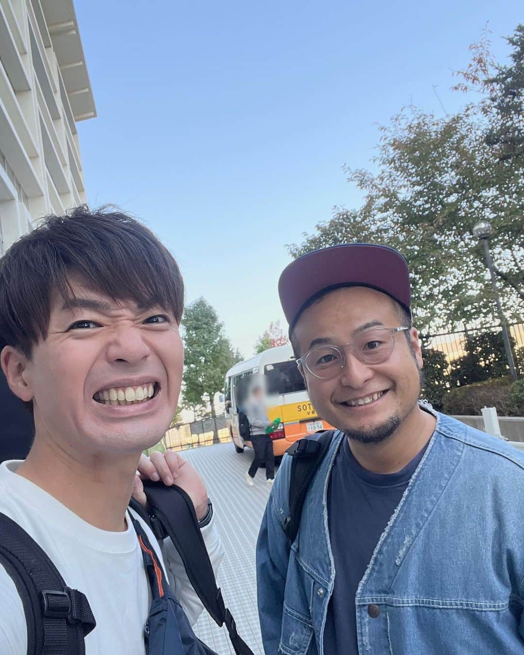 辻井亮平のインスタグラム：「広島の崇徳学園でネタさしてもらいました！  皆さん元気すぎる！！  たくさん盛り上がってくれてありがとうございました！！  こちらも非常に楽しかったです！  またどこかでお会いしましょう！！  #凄いトロフィーの数やね #とにかく全部強いんやろう #バンビーノも一緒でした #始まる前に石山が #あまりにも学生がはしゃぐ様なら #ちょっといかついオーラで #黙らせなあかんなって #意味不明な事言うてました #あぁおもろかった #山さん」