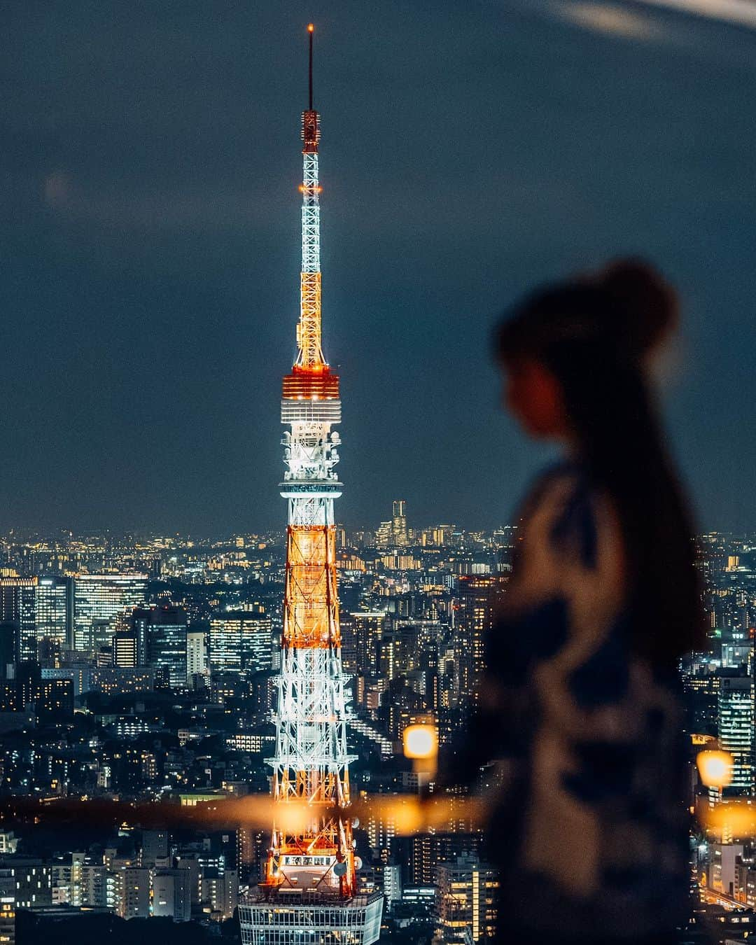 Andaz Tokyo アンダーズ 東京のインスタグラム：「秋の深まりとともに、ますます美しく煌めく東京の夜景🌃地上52階建て、虎ノ門ヒルズ 森タワーの最上階から、ため息の出るような眺望をお楽しみください。  Take a moment to contemplate the spectacular views in every direction from the 52nd floor of Toranomon Hills Mori Tower. 🌃 With the night sky arriving earlier every evening and the dazzling lights of Tokyo, feel the fresh autumn breeze.   Thanks to @eliseqnphotography ❤️  #駅直結 #ホテルレストラン #東京ホテル #絶景ホテル #ルーフトップバー #ホテルステイ #ホテル好き #ライフスタイルホテル #ラグジュアリーホテル #虎ノ門グルメ #虎ノ門ヒルズ #アンダーズ東京 #東京夜景 #トーキョー #andaztokyo #hotelbar #tokyorestaurant #beautifulhotels #tokyohotel #toranomon #rooftopbar #luxuryhotel #lifestylehotel #tokyonight #tokyonights #tokyonightlife #tokyonightview」