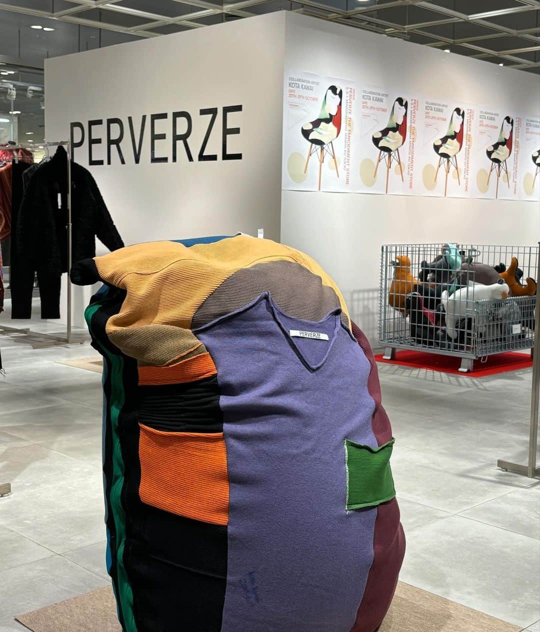 PERVERZE_OFFICIALのインスタグラム：「A exhibition of Tokyo-based brand & project "PERVERZE" is being held at Hankyu Umeda Department Store from November 1st to November 7th, 2023. This event will feature artworks presented at "DESIGNART TOKYO 2023", one of Japan's largest design & art festivals currently being held in Omotesando, Tokyo from October 20th to 29th, 2023. PERVERZE's latest Fall/Winter collection will also be on display. The artwork on display is a collaborative work created by up-and-coming artist KOTA KAWAI @_kotakawai using PERVERZE's archives.  During this period, customers who purchase 30,000 yen (tax included) or more will receive a limited edition gift. (Supplies very limited.)  2023年11月1日(水)〜11月7日(火)の期間、阪急うめだ百貨店にて東京発ブランド＆プロジェクト「PERVERZE」の特別展を開催しております。  本イベントでは、2023年10月20日(金)〜29日(日)の期間に東京・表参道を中心に開催中の日本最大級のデザイン&アートフェスティバル「DESIGNART TOKYO 2023」にて発表されたアート作品を展示する他、PERVERZEの最新秋冬コレクションもご覧いただけます。 展示するアート作品は、気鋭のアーティスト「KOTA KAWAI」がPERVERZEのアーカイブを使用し制作したコラボレーション作品となっています。  期間中、30,000円（税込）以上ご購入のお客様に限定ノベルティをプレゼントいたします。（無くなり次第終了となります。）  Space direction by @formula_sds   【STORE INFORMATION】 阪急うめだ本店 3階 / コトコトステージ 31 ADDRESS: 大阪府大阪市北区角田町8-7 TEL: 06-6361-1381 TIME: 10:00〜20:00  #PERVERZE #AW23」