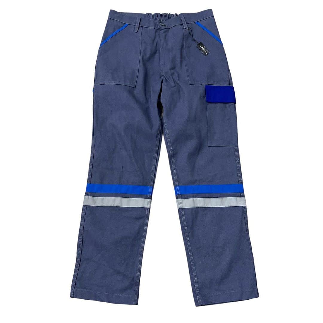 ジャムルのインスタグラム：「EURO リフレクターライン ワークパンツ ¥6200+tax(6820) . ブルーグレーが良い色味のワークパンツ。 青とリフレクターのラインが膝下にはいるクールなデザイン。 サイドポケットのフラップなど、アクセントで入る青も◎  ほぼ着用感のない、ミントコンディションです。  WEB SHOPに入荷しております。 是非ご覧ください。 jammru.com  #jammru#workpants  #大阪古着屋#心斎橋古着屋#usedmix #osaka  #fashion  #streetstyle  #streetfashion  #vtg  #vintage  #used  #usedclothing  #古着 #古着屋 #ファッション #70s #80s #90s」