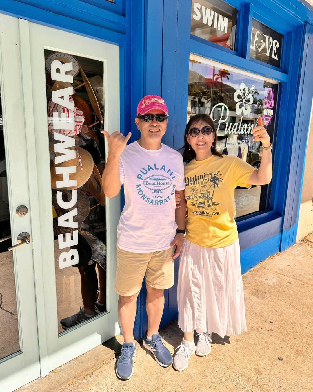 Pualani Hawaii Beachwearのインスタグラム：「ご夫婦仲良くコラボTシャツでALOHA🤙🏽🤙🏽  旦那様はボートハウスのロゴTシャツMサイズを、奥様はキャプテンサンタTシャツSサイズを💛  仲良しで楽しいお二人でした🌺MAHALO !!  ■販売価格　42ドル ■サイズ　S・M・L・XL（男女兼用） ■販売店舗　プアラニ・ハワイ・ビーチウェア（モンサラット店） ■販売サイト　pualanibeachwear.com（日本への発送可能）  送料は通常通りお買い上げ金額が300ドルまで一律35ドルとさせていただくことになりました。 Tシャツが一枚のみであれば20ドルでお送り可能ですが大変割高です。割高でも構わないから一枚だけの発送をご希望という方はご購入前にこちらまでご連絡ください。contact@pualanibeachwear.com  ※製品情報・コラボ企画に関する詳細は、@pualani_monsarrat InstagramプロフィールURLにございます。  #ハワイ限定 #hawaii #ハワイ #ハワイ旅行 #ハワイ土産 #ハワイ好きな人と繋がりたい #ハワイ購入品 #ハワイ好き #ハワイ暮らし #ハワイ情報 #ハワイお土産 #aloha #ハワイ旅 #ハワイ限定品 #ハワイショッピング#モンサラット#プアラニハワイ#ボートハウス#キャプテンサンタ#モンサラットアベニュー#プアラニハワイビーチウェア」