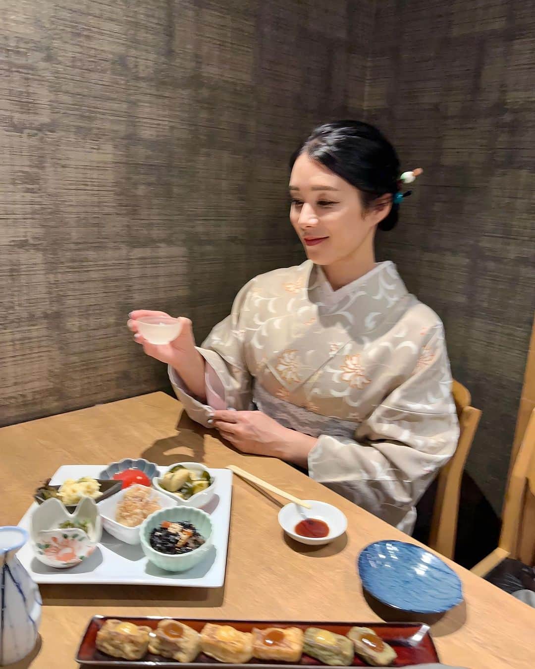 紙本真琴のインスタグラム：「京都と言えば“おばんざい”! 美味しい日本酒と楽しみたくて着物のままで立ち寄ったお店は  日本酒とおばんざいの京酒場 けんすい錦 @kensui_nishiki   生麩田楽とお刺し身盛り合わせ それに楽しみだったおばんざいの盛合わせ6種を堪能  おばんざいは京野菜等を使った食材を炊いていて  海老芋と京湯葉を使ってあんを上からかけて食べると絶品  新鮮なお魚のお刺身ももちもちの生麩も美味しかった〜🤍  このお店で“まぐろ”を指さして“ヨコワ”と呼んでて 京都では鮪をそう呼ぶのかと思って、まゆみんとくーちゃんに聞いたら  クロマグロの若い頃を“よこわ”と呼ぶんだって！ これは関東でも同じなのかな？  それにしても美味しいおばんざいが頂けて楽しい夜だったな  #PR @kensui_nishiki #けんすい錦 #おばんざい #京都グルメ #四条グルメ #京都居酒屋 #四条烏丸グルメ #四条烏丸ディナー #京都好き #京都ディナー #お酒好き #夫婦旅行 #着物でデート #スタイルアップコーディネーター #macotokamimoto」