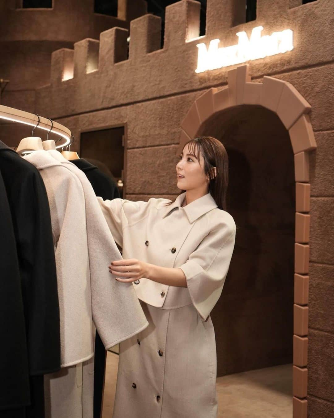 石川恋さんのインスタグラム写真 - (石川恋Instagram)「#MaxMara 🤎 六本木ヒルズアリーナ「Teddy TEN Park」に招待していただきました。 テディベアコートが誕生10周年ということで、もこもこに彩られたポップアップストアの世界観がとっても可愛くて居るだけでわくわくが止まらなかった。 素敵な時間をありがとうございました！ 11月5日まで開催中なので、皆さまもぜひ足を運んでみてください🧸🎗️ @maxmara #MaxMaraTeddyTen #pr」11月2日 17時29分 - ren_ishikawa