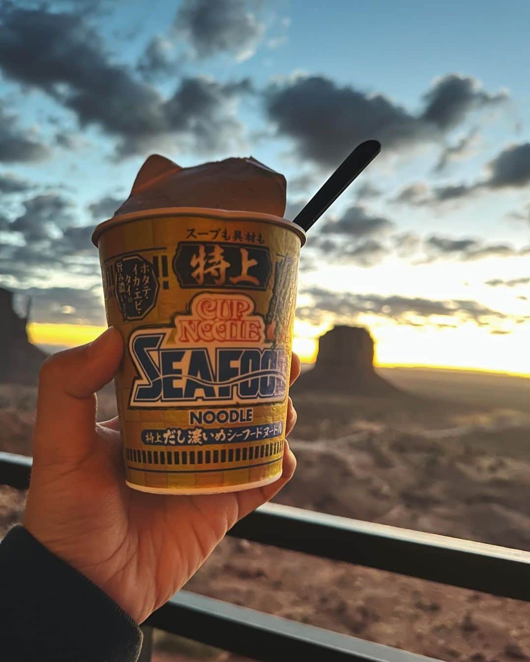 CIMBAさんのインスタグラム写真 - (CIMBAInstagram)「アメリカ飯全部美味かったけどモニュメントバレーの夜明けに食ったカップヌードル優勝でした🏜️ 日本愛してる。 それにしても円安すごい。 ベガスでのり巻き１本1500円笑ったw #モニュメントバレー #カップヌードル  #monumentvalley」11月2日 17時30分 - cimba425