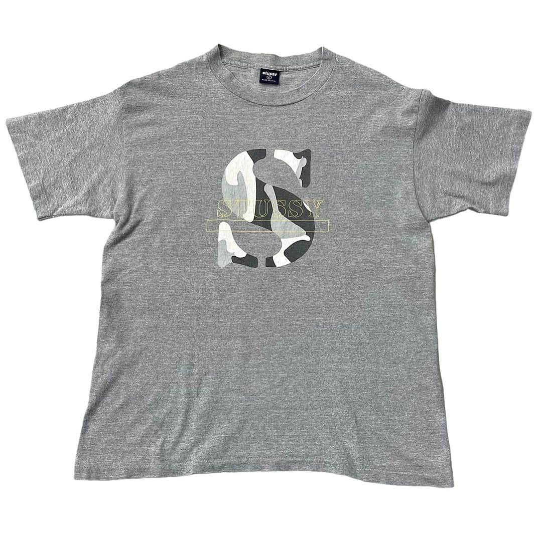ジャムルのインスタグラム：「90's STUSSY city camo ロゴTee ¥8900+tax(9790) . 90年代のSTUSSYカモフラージュロゴのTシャツ。 バックの裾にも大きくSTUSSYが入る90'sらしいデザイン。  人気の衰えないOLD STUSSY、お好きな方は是非！  WEB SHOPに入荷しております。 是非ご覧ください。 jammru.com  #jammru#jammru_tee#stussy#oldstussy #大阪古着屋#心斎橋古着屋#usedmix #osaka  #fashion  #streetstyle  #streetfashion  #vtg  #vintage  #used  #usedclothing  #古着 #古着屋 #ファッション #70s #80s #90s」
