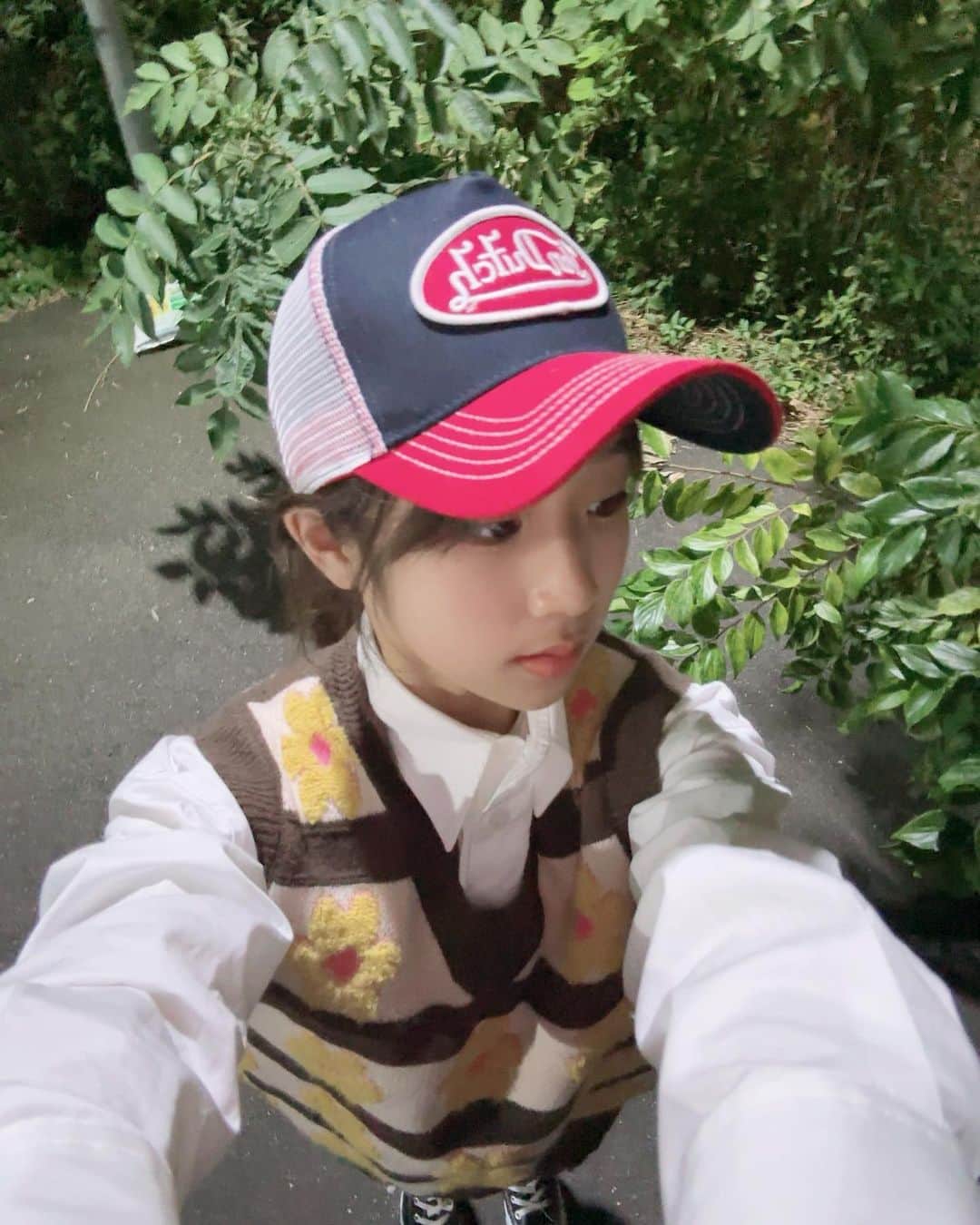 娘のインスタグラム：「今日は自撮り🦍最近は呪術廻戦ってアニメを観てる👉🏼」