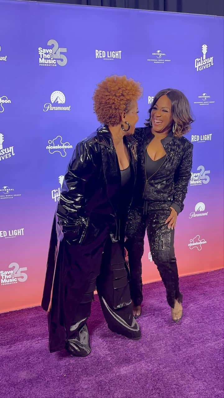 エリカ・キャンベルのインスタグラム：「Listen when the Marys get together, it’s always a good time! (Btw I think @iamtinacampbell loves her @toetams! 🤣🤣)  #BTS #SaveTheMusicFoundation #MaryMary」