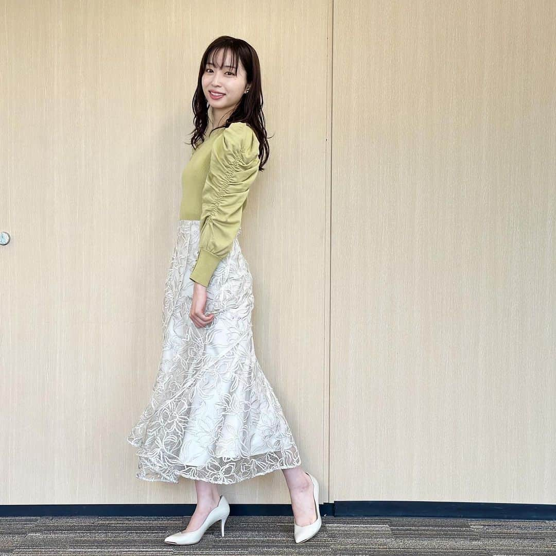 フジテレビ「めざましテレビ」さんのインスタグラム写真 - (フジテレビ「めざましテレビ」Instagram)「ファッション雑誌CanCamとコラボした お天気コーナー「きょう何着て行く？」 林佑香の毎日のコーデを紹介♪  11月2日（木）  【今日のコーデ】 🌟ジャケット☞ @la_boutique_bonbon_official ４万5100円 🌟ニット[ボウタイ付き]☞ @and.couture 　　8910円 🌟スカート☞ @mystrada_official ２万4200円 🌟靴☞ @talantonbydiana ２万2000円  🌟イヤリング☞ @abiste_official １万2600円  【コーデのポイント】 リブニットと華やかスカートの定番きれいめコーデを、 トレンド感のあるショートジャケットで旬顔にアップデート🌲 重心が高くなることで、スタイルアップ効果も狙えます。 クリアな白は着回し力も抜群です🐇  #めざましテレビ #きょう何着て行く？ #林佑香 #今日のコーデ #コーデ #CanCam #今日のファッション#ootd #きょう何着て行く？は月〜金朝6時22分ごろ放送📺 #ゆかちゃん #きれいめコーデ #きれいめカジュアル #大人コーデ #秋コーデ #オフィスカジュアル #上品コーデ #アナウンサー衣装」11月2日 17時32分 - mezamashi.tv