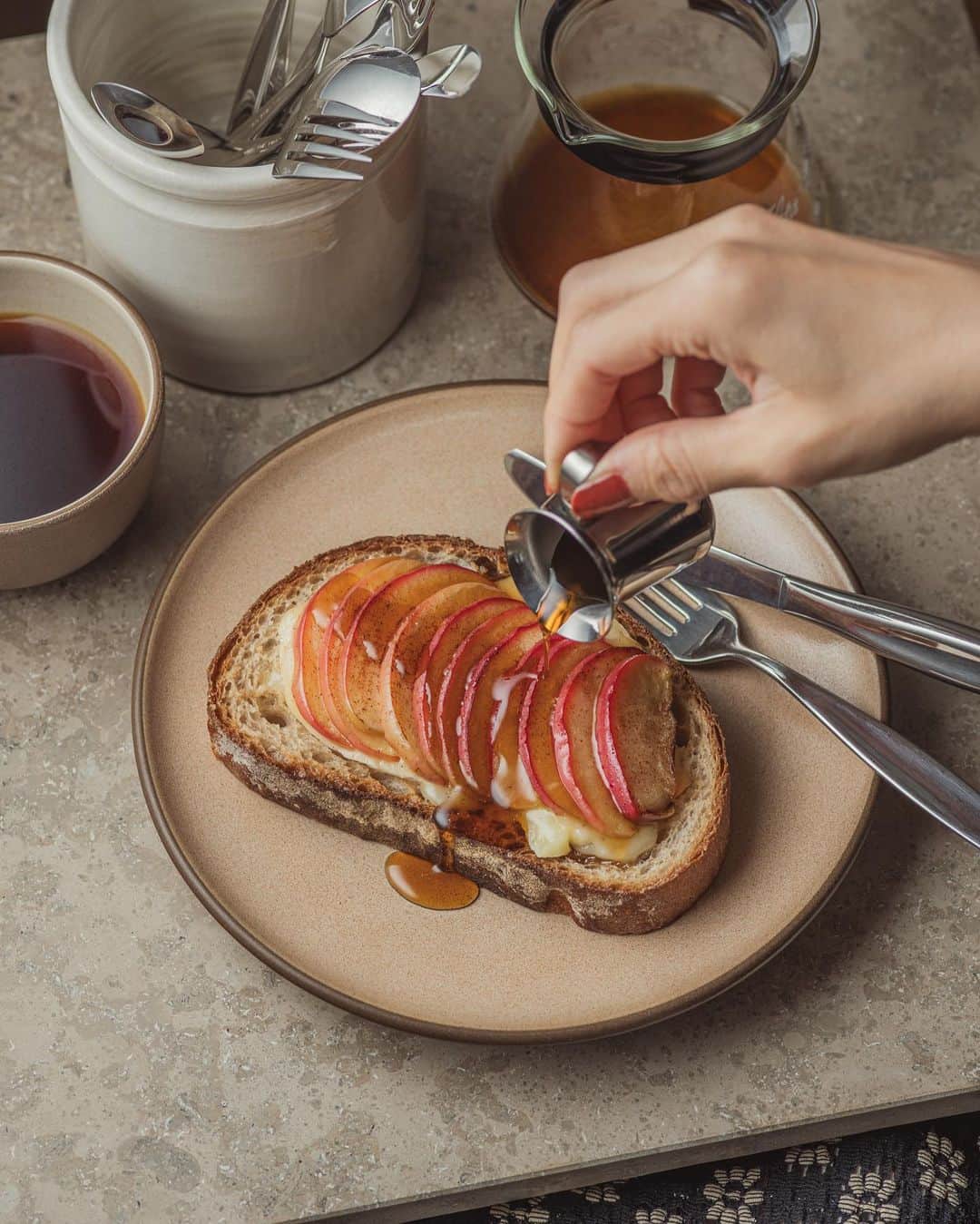 Nanaさんのインスタグラム写真 - (NanaInstagram)「apple camembert cheese toast  紅玉を軽くソテーして、軽く炙ったカマンベールとともに。 もぎたての紅玉、1つはマフィンに、もう1つはこれを作ってみたけど、美味しすぎてソテーするのも惜しいくらい…。  #themomentofslowliving  #vintagestylephotography  #写真で紡ぐ暮らしの時間 #テーブルフォト #フードフォト」11月2日 17時33分 - necozalenky_life