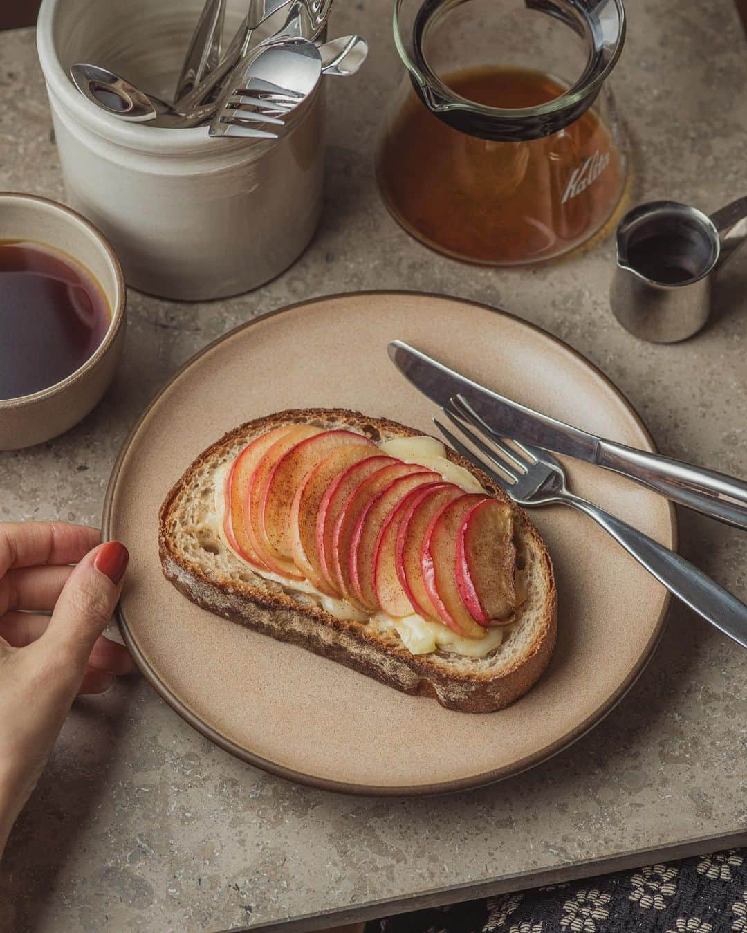 Nanaのインスタグラム：「apple camembert cheese toast  紅玉を軽くソテーして、軽く炙ったカマンベールとともに。 もぎたての紅玉、1つはマフィンに、もう1つはこれを作ってみたけど、美味しすぎてソテーするのも惜しいくらい…。  #themomentofslowliving  #vintagestylephotography  #写真で紡ぐ暮らしの時間 #テーブルフォト #フードフォト」