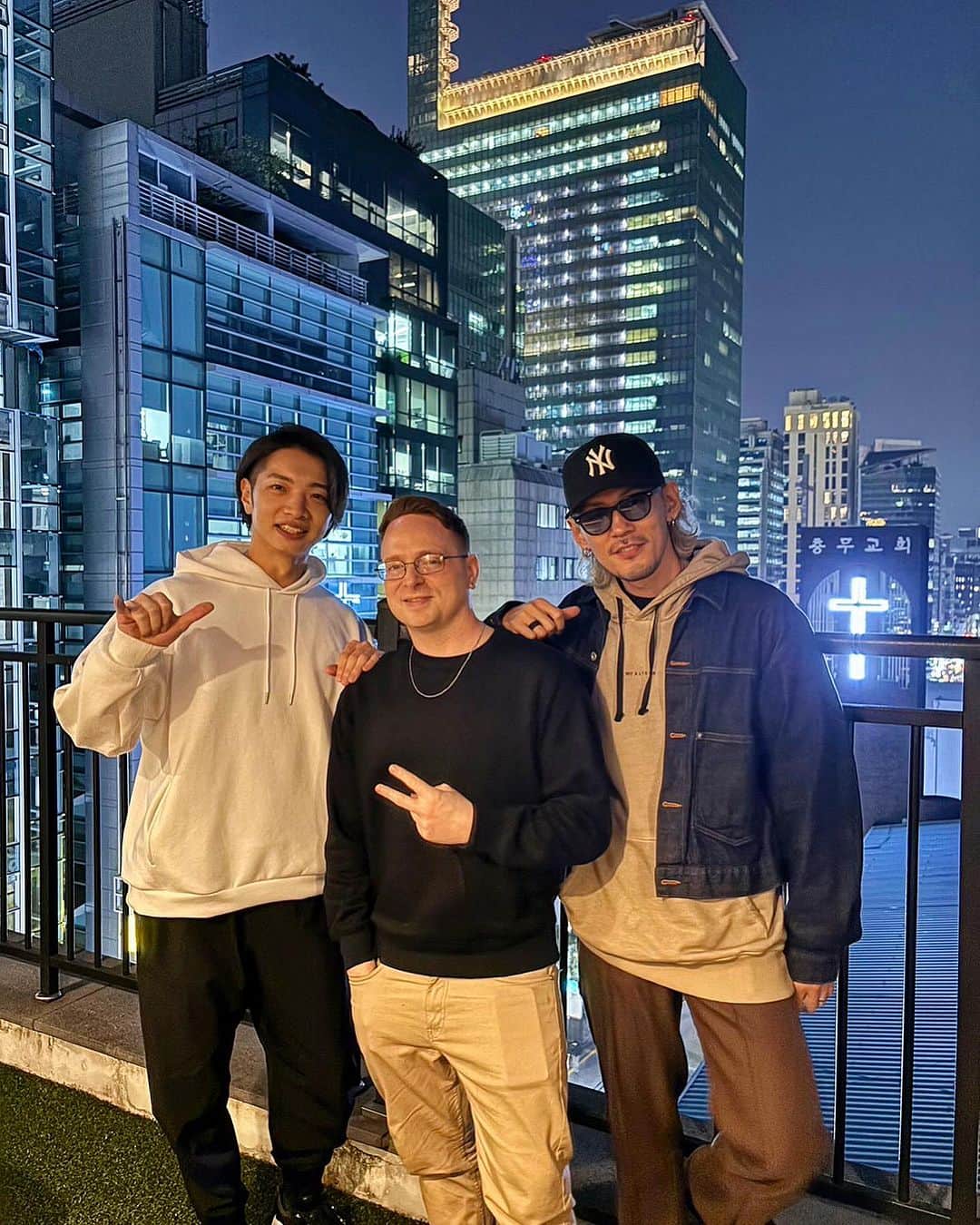 草川瞬のインスタグラム：「韓国Song writing camp Day 1  初めての海外でのSong writing camp 来日してきた海外の作家と曲を作る経験はありますが、自分が海外に来て現地のプロデューサーとセッションするのは初めてでした。  1日目から非常にエキサイティングな時間を過ごすことが出来ました。 Jastinの作業の速さ、クオリティの高さ、そしてプロデューサーの島田のTrackが交わり、最高の曲が2曲誕生。 おすすめの韓国料理のディナーも連れて行ってもらえて寝不足の初日も最高でした！  Korea song writing camp Day 1  My first overseas Song writing camp I had experience writing songs with foreign writers who came to Japan, but this was the first time for me to come overseas and have a session with a producer.  I had a very exciting time from day 1. The speed and quality of @justinreinstein work, combined with producer @tenbon_shimada Tracks, resulted in two of the best songs!  We were also taken to a recommended Korean dinner, which was great for the first day of sleepless nights!  한국 콜라이트 캠프 1일차  첫 해외에서의 작곡 캠프 해외에서 온 작가와 함께 곡을 만든 경험은 있지만, 직접 해외에 와서 현지 프로듀서와 세션하는 것은 이번이 처음이었다.  첫날부터 매우 흥미진진한 시간을 보낼 수 있었습니다. 저스틴의 작업 속도와 높은 퀄리티, 그리고 프로듀서 시마다의 Track이 어우러져 최고의 곡 두 곡이 탄생했습니다!  추천해준 한식 저녁도 먹으러 가주셔서 잠이 부족했던 첫날도 최고였어요!」