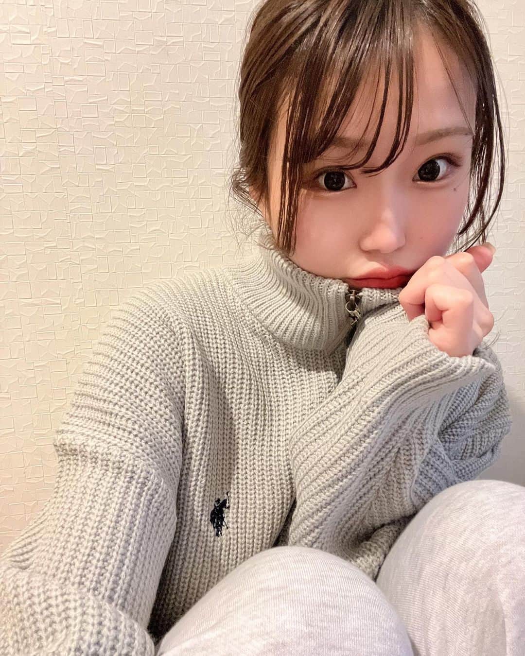 さやのインスタグラム：「ニットの季節😶‍🌫️🤍 U.S.POLOハーフジップセーター(グレー,F) 167cmの私でもオーバーサイズで着れました🫶🏻 たぷんってした裾のシルエットがかわいいよね🐱♡ ジップ開けてタートルネックとかでレイヤードしたらこなれ感🍒◎ . . WEGOの秋冬あいてむはZOZOTOWNでお得にお買い物🛒´-🎀」