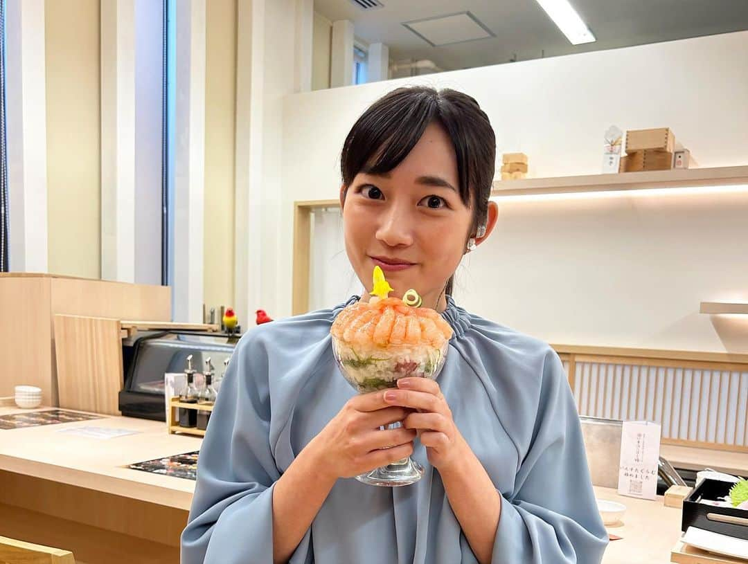 松本亜美さんのインスタグラム写真 - (松本亜美Instagram)「今日も新潟一番をご覧いただきありがとうございました😊 生中継は先月プレオープンした「別亭 寺泊 にほん海」からお伝えしました！華やかな海鮮丼が味わえるお店です！  まるでパフェ！のような美しい海鮮丼🦐南蛮エビがこれでもか！！と載せられていて、視覚から楽しませてくれました✨ また、日替わりだと言う丼も芸術的で食べるのがもったいないくらい！  平日のみの営業だということです！ 贅沢なパフェ丼でお腹も心も満たされますよ☺️  #teny #テレビ新潟  #夕方ワイド新潟一番  #生中継  #新潟市 #別亭寺泊にほん海  #豪華 #海鮮丼 #パフェ  #南蛮エビ #アラ #美味しい海鮮 #マイクじゃないよ #パフェ丼だよ #あみの中継記録  #アナウンサー  #松本亜美」11月2日 17時35分 - ami_matsumoto_teny