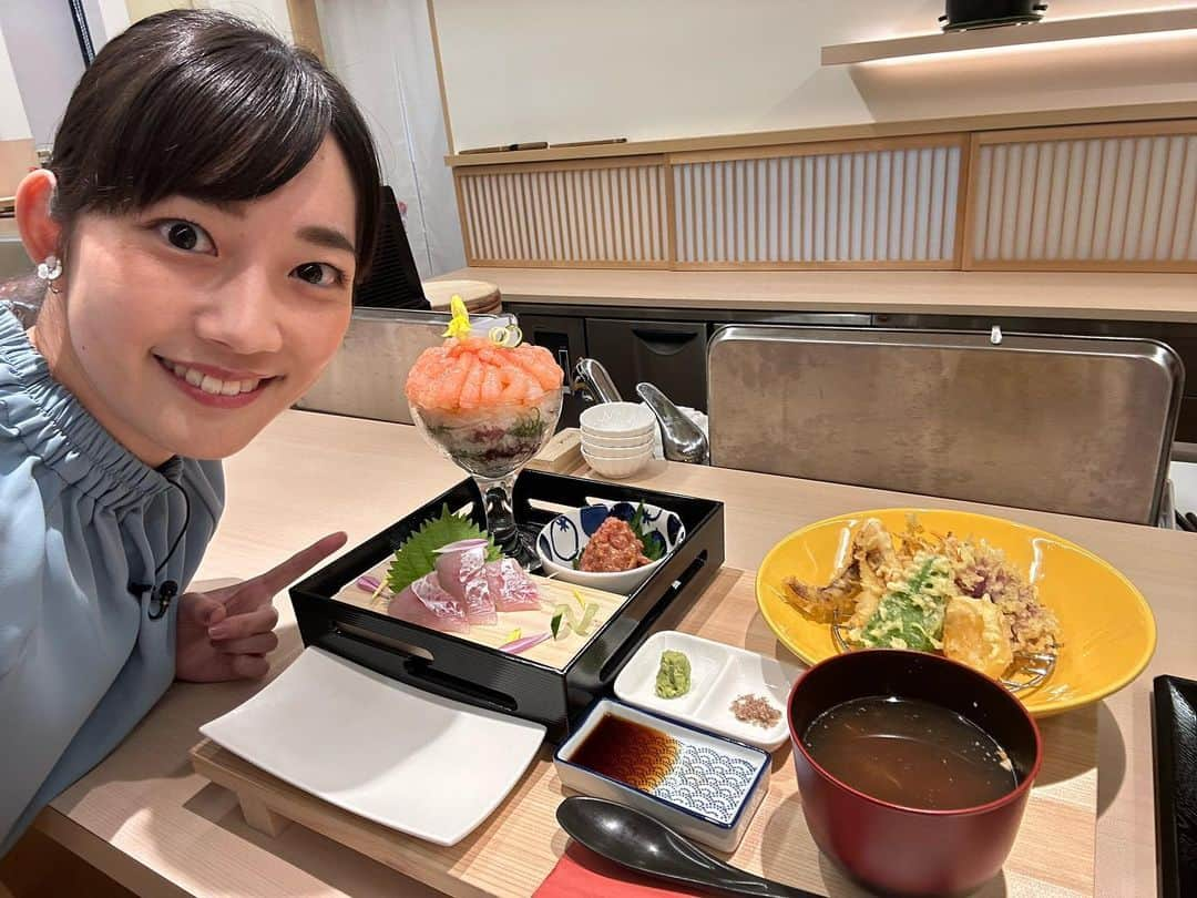 松本亜美さんのインスタグラム写真 - (松本亜美Instagram)「今日も新潟一番をご覧いただきありがとうございました😊 生中継は先月プレオープンした「別亭 寺泊 にほん海」からお伝えしました！華やかな海鮮丼が味わえるお店です！  まるでパフェ！のような美しい海鮮丼🦐南蛮エビがこれでもか！！と載せられていて、視覚から楽しませてくれました✨ また、日替わりだと言う丼も芸術的で食べるのがもったいないくらい！  平日のみの営業だということです！ 贅沢なパフェ丼でお腹も心も満たされますよ☺️  #teny #テレビ新潟  #夕方ワイド新潟一番  #生中継  #新潟市 #別亭寺泊にほん海  #豪華 #海鮮丼 #パフェ  #南蛮エビ #アラ #美味しい海鮮 #マイクじゃないよ #パフェ丼だよ #あみの中継記録  #アナウンサー  #松本亜美」11月2日 17時35分 - ami_matsumoto_teny