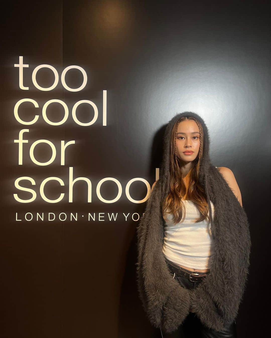 安田唯のインスタグラム：「韓国で沢山のアワード受賞歴のある人気ブランドの too cool for school日本本格上陸記念パーティーに参加してきました。  スキンケアからコスメ幅広くプロダクトがあって今回は人気のカラーリップやプロタージュペンシルの新色など、コスメを試させてもらいました🤍  個人的にプロタージュペンシルはアイシャドウ、チーク、シェーディングまでもできるって感動したアイテム。1本で3役以上🧚✨ イベントも楽しいコンテンツ盛りだくさんでダーツでちゃっかり豪華景品貰ったり🥺🫶🏻  Thank you<3 @toocoolforschool_official_jp   #toocoolforschool #TCFSbrandday」