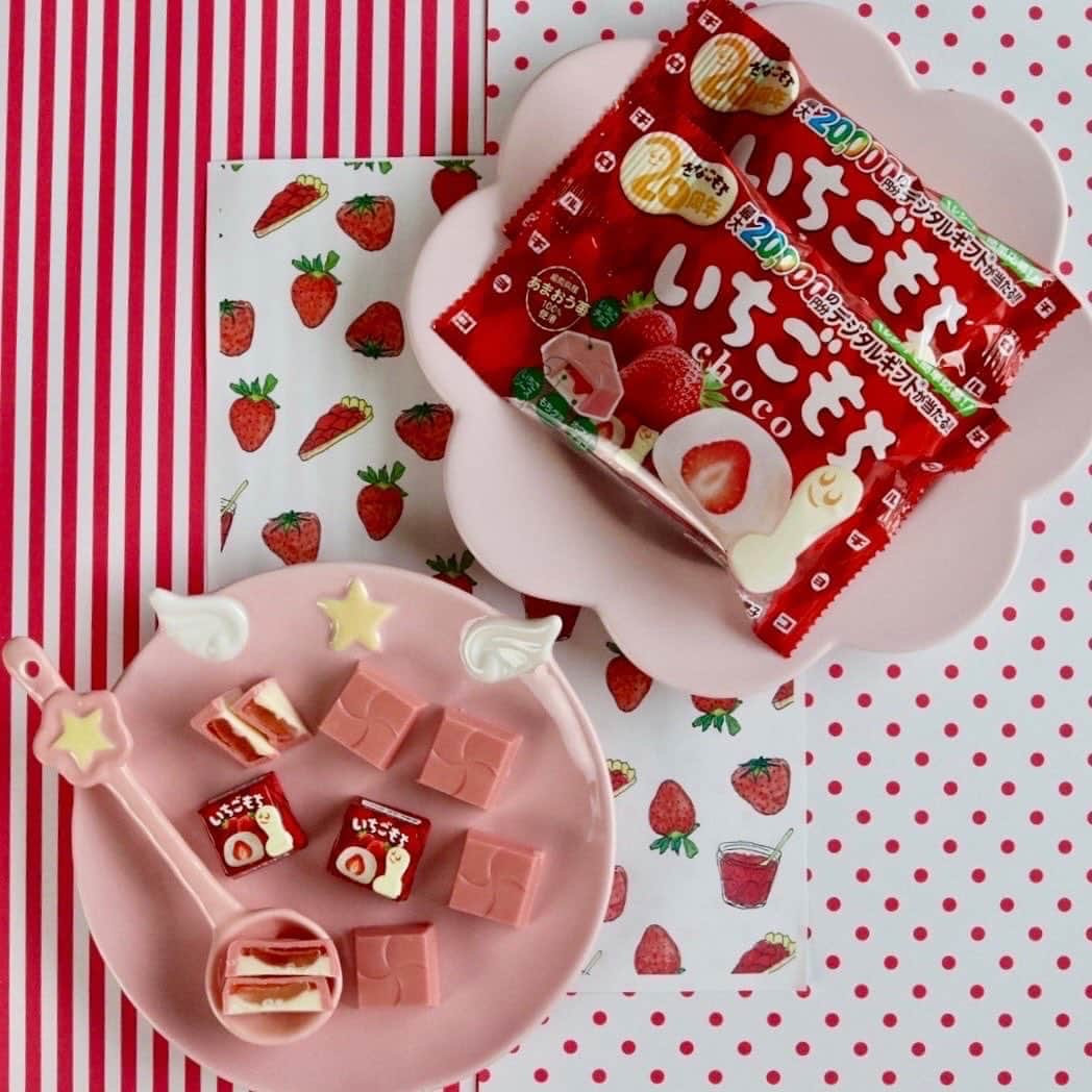 チロルチョコのインスタグラム：「＼気になる人はコメントに🍓で教えて👂／  福岡県産『あまおういちご100％』 使用✨ チロルチョコ新商品 「いちごもち〈袋〉」のご紹介です🍓😘  酸味と甘みの絶妙なバランスがマッチ︎‪🫶🏻❤️‍🔥 福岡県産あまおういちご100％使用❕ 酸味の効いたいちごソースともちもち食感のグミをいちごチョコで包みました🍓  ┈┈┈┈┈┈┈┈┈┈  パッケージには今年発売20周年を迎える「きなこもち」の記念ロゴ入り🏆✨ 20周年を迎えるお祝いと感謝の気持ちを込めて実施中の #キャンペーン 対象商品ですよ👍🏻 ̖́-︎  🏳️キャンペーン詳細 ▶買って応募♪ 最大20,000円のギフト券が当たる🎯 対象商品を購入したレシートを 撮影して、チロルチョコ LINE公式 アカウントから応募🙋🏼‍♀️︎ ̖́- 抽選で総勢2,220名様に ＼最大20,000円のギフト券／を プレゼント📇  【対象商品】 ・チロルチョコ〈バラエティパック〉 ・きなこもち〈袋〉 ・いちごもち〈袋〉 ・抹茶もち〈袋〉 ※発売日は商品により異なります。  【賞品】 ポイントごとに応募できるコースが異なります。 1ポイント ＝1,000円分 3ポイント ＝5,000円分 10ポイント＝20,000円分  【レシート有効期間】 2023年8月1日（火）～2024年5月20日（月）   ぜひぜひチェックしてね💕︎  ┈┈┈┈┈┈┈┈┈┈     🗓2023年11月6日から ▫️全国で発売🛒 ※お取り扱いのない店舗もあります。 また、商品がなくなり次第、販売終了とさせて頂きます。    🗣💬 商品に関するご質問については、チロルチョコ公式HPお客様お問い合わせまでご連絡くださいませ🙇    #tirol #tirolchoco #チロルチョコ #チロル #チョコレート #おやつタイム #chocolate #おうちカフェ #おやつの時間  #chocolatelover  #shopチロル#いちごもち#チョコレート好きと繋がりたい #キャンペーン実施中 #デジタルギフト #プレゼント」