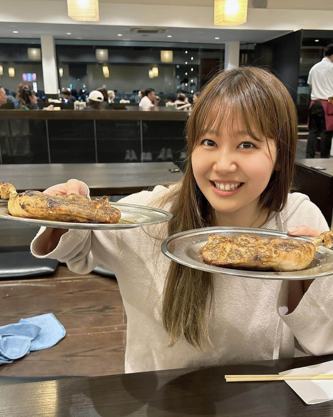 門脇佳奈子のインスタグラム：「香川に行ったら必ず行く #一鶴 🍗 香川＝うどんのイメージが強いけど、この一鶴のチキンは塩胡椒がかなり効いててパンチがあって大好き🍺❤️  香川の親戚の家に旦那と挨拶に行ってて、旦那も大喜びでした🤭 旦那は月見とろろが特にお気に入りやったみたい🎑（父も大好き） オヤとヒナと選べて、私はいつも柔らかいヒナ🙆‍♀️ オヤは歯ごたえしっかり目やけど噛むほど旨みちゃんが凄い🙆‍♀️  香川に行く際にはぜひ🥹 マジでオススメです😋😋😋  #香川グルメ #香川旅行」