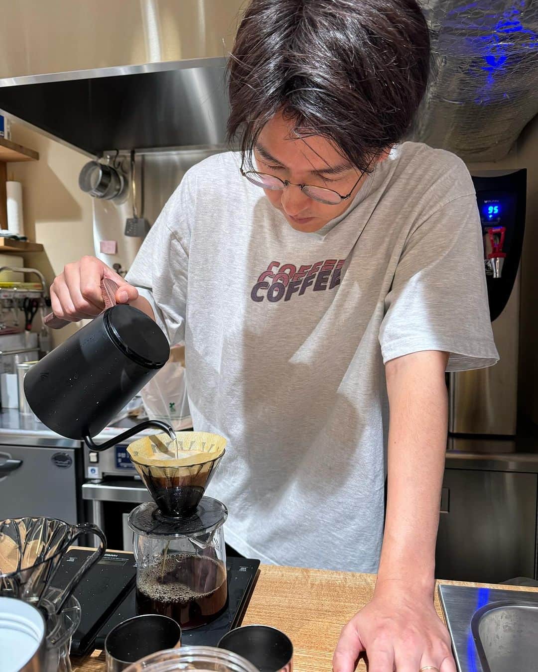 平井まさあきのインスタグラム：「石井さんカフェ ハンドドリッパー石井さんはかっこいいです 美味しいコーヒー美味しいブラウニー目白押し」