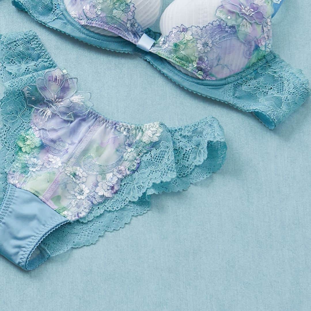 WACOAL_PARFAGEのインスタグラム：「プリーツ使いが可愛い42シリーズに今シーズンの新色が仲間入り。  ■ブラジャー〈リボンブラ〉　BCL442  ■Tバックショーツ　PCL442  #wacoal_parfage #wacoal #パルファージュ #ワコール #ランジェリー #リボンブラ #かわいい下着 #ブラジャー #ショーツ #レース #大人かわいい #大人カジュアル #新作 #新色」