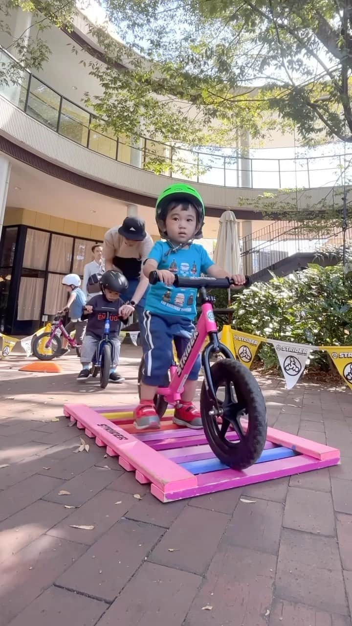 striderjapanのインスタグラム：「埼玉県でストライダー購入検討の方へご案内です！  今週末、以下2箇所でストライダーアドベンチャーゾーン(試乗会）を開催いたします。  【11月3日-5日】 ・埼玉県さいたま市 コクーンシティ コクーン2 1Fおもてなしプラザ 10:30-16:30  【11月4日】 ・埼玉県越谷市 イオンモール越谷レイクタウン 光の広場 10:00-12:00 13:00-16:00  アドベンチャーゾーンはお子さまの好奇心をのばし楽しく安全に遊べます。  カラフルなストーンやトンネルなど ドキドキワクワクな冒険コースをご用意🎵  みなさんのご参加をお待ちしております。   ストライダーがはじめてのお子さん、「ストライダーはあるけど全然乗ってくれない」というお子さんも安心して参加できるイベントです。 また、14xに乗り換えをご検討中の方もぜひお試しください。  【対象】1才半～6才  ●12インチ：1才半～5才  ●14x：3才半～6才まで  ※主にストライダー未経験者対象。   ※ストライダー＆ヘルメットのレンタルあり つかまり立ちができるようになったら乗れるロッキングストライダーもご用意してます。   【参加費】無料  ※当日受付  ※レンタル数には限りがございます。混雑時にはお待ちいただく場合がございます。  #ストライダー #ストライダーに乗ろう #ストライダーキッズ #ストライダーアドベンチャーゾーン #ストライダー練習 #ストライダーデビュー #strider #週末おでかけ #子連れおでかけ」