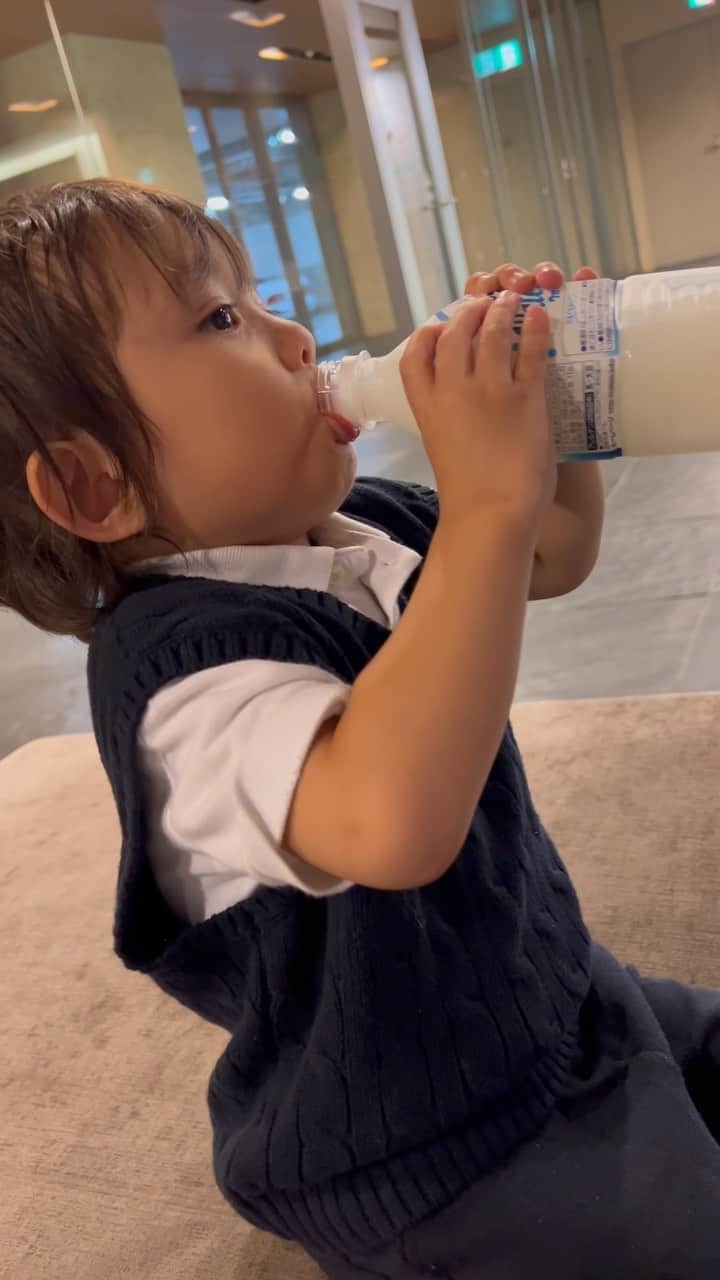 下田美咲のインスタグラム：「立派にペットボトル飲みをマスターした2歳くん。 かーわーいい！」