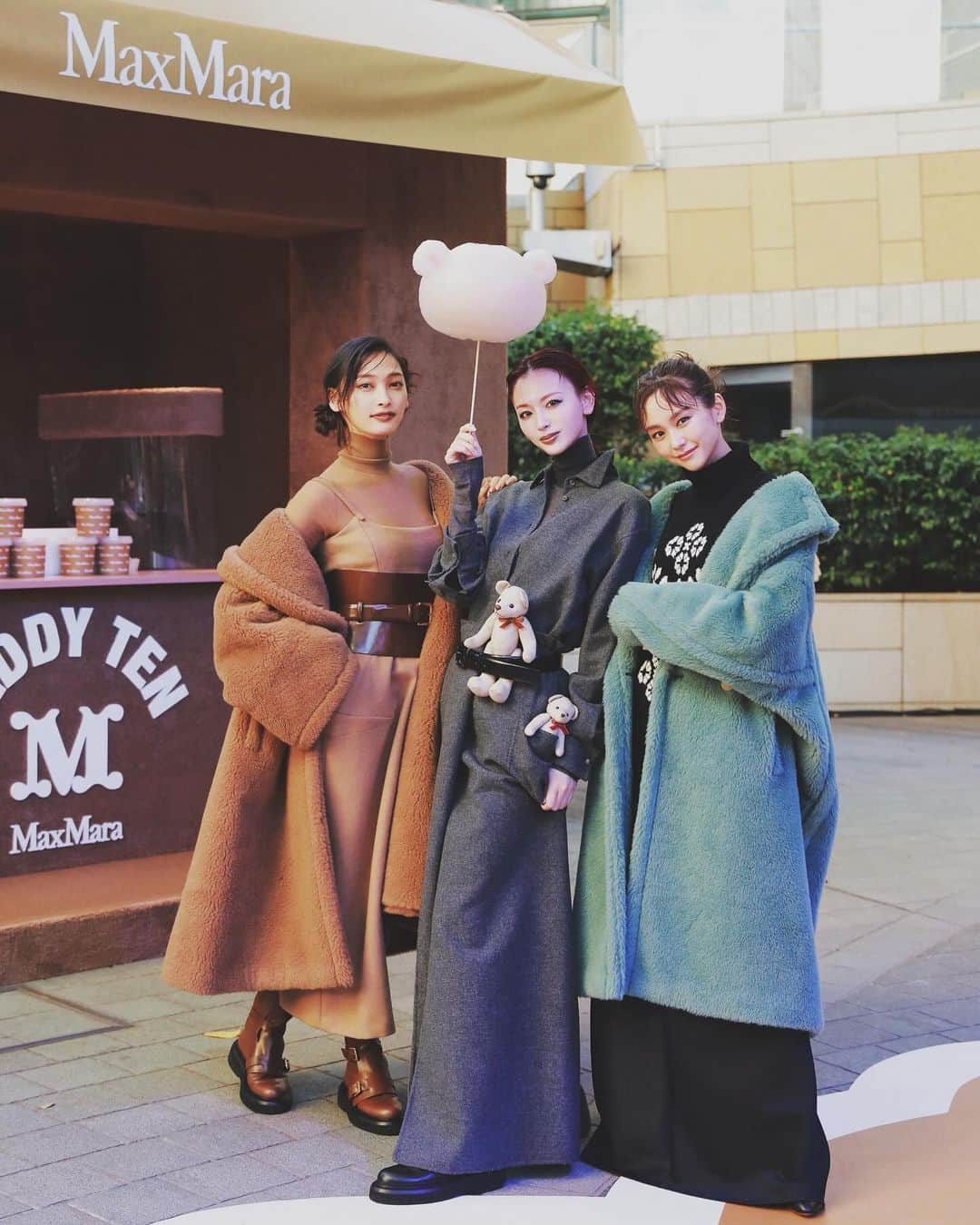 鈴木えみさんのインスタグラム写真 - (鈴木えみInstagram)「@maxmara マックスマーラの「テディベア コート」の誕生10周年を祝して、六本木ヒルズアリーナに「Teddy TEN Park」が出現🧸🤎 ㅤㅤㅤ ふわふわモコモコな会場ではスケートリンクや🐻コットンキャンディ、クレーンゲームなど、かわいくて楽しいコーナーがたくさん！ 「クリスタル テディベア コート」やキッズ用の「ミニ テディベア コート」など、エクスクルーシブなアイテムも登場。11月5日までです❣️ ㅤㅤㅤㅤㅤㅤ #MaxMaraTeddyTen #MaxMara #PR」11月2日 17時42分 - emisuzuki_official