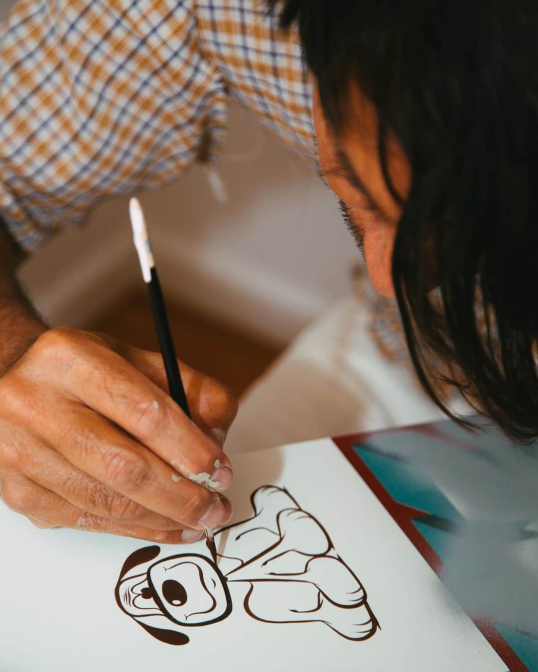 McGuffinさんのインスタグラム写真 - (McGuffinInstagram)「⚡McGuffin Street News⚡  Barry McGee x Avant Arte 初のコラボレーション 24時間限定プリントエディションをリリース  @avant.arte   新しいアートの発掘と、より身近なアートコレクションの実現を目指し、キュレーション型のマーケットを提供するAvant Arte。この度、Avant Arteは世界的に著名なアーティストBarry Mccee(バリー・マッギー）との初のラボレーションを発表する。本作品は、2023年11月9日15:00GMT（日本時間11月10日午前0時より24時間限定でavantarte.comにて600ユーロ/約635米ドルで販売されるとのこと。  <Untitled, 2023> は蛍光ピンクとハイライトのシルクスクリーンのレイヤーが施されたUVピグメントプリントで、Avant Arteの傘下にあるロンドンのプリント工房において、熟練のプリント職人によって制作された。 学生時代には、コミュニティ・カレッジでリノリウム版画やリトグラフを実験的に制作、そしてサンフランシスコ芸術大学では版画と絵画の学士号を取得したマッギー。その後、90年代にはサンフランシスコにある活版印刷所で働きながら、ミッドセンチュリーの印刷技術の腕を磨いてきた。この作品は、マッギーの長年にわたる版画に対する情熱から生まれたものとなる。<Untitled,2023> は、マッギーの原画をもとに制作されておりに、お馴染みのキャラクターである <Everyman> の頭、幾何学模様、「DFW」や「IFF」の文字など、様々なイメージやパターンをモンタージュした画面となっている。 バリー・マッギーは、1990年代から2000年代にかけてサンフランシスコで生まれたアーバン・リアリズムの芸術運動 <ミッション・スクール・ムーブメント> を率いてきたメンバーの一人だ。彼のアーティストとしてのキャリアは、サンフランシスコのストリートでグラフィティ・ライターとして活動しTWIST（ツイスト）というタグでも広く知られていた頃から始まり、現在ではカリフォルニア州ベイエリアでスタジオを拠点に活動するに至る。マッギーの作品は、ドローイング、ペインティング、ミクストメディア・インスタレーションで構成され、これまでにヴェネチア・ビエンナーレや、MoMA、SFMoMA、ウォーカー・アート・センター、プラダ財団、ワタリウム美術館などのアート界において重要な場所で展示された。  ▼Barry McGeeからのコメント 「版画の即時性が好きで、四版とシルクスクリーン印刷のプロセスは私のイマジネーションを上手く捉えていると思います。この企画は、私にとって初めての、手仕上げも加わった時間制限付き版画リリースとなります。この作品はもともと原画からきており、昨年から私が制作している数々のイメージやパターンをモンタージュしたものです。 文字は元々特定の手がかりを意味していたが、現在ではある種のマントラとして機能しています。<エブリマン>はまさにその例の一つで、非常に平凡で、作品の構成内での種々の要素や句読点としての存在となっています。幾何学模様は、目を休め、見る人が提示されたイメージを熟考するための領域です。皆さんが私の作品を家に飾って楽しんでくれることを願っています。」  この稀有な機会を記念し、またアーティストにとってもう一つの初めての試みとして、マッギーは同じ24時間の時間制限の中で、コレクター向けに手仕上げを加えたスペシャルプリントエディションを用意するとのこと。これらのエディションは、マッギーが一つひとつ手作業で仕上げたものになる。 このエキサイティングなコラボレーションに関する最新ニュースや舞台裏については、Avant Arteのソーシャルメディアをチェック。  #avantarte #barrymcgee」11月2日 17時42分 - mcguffin_official