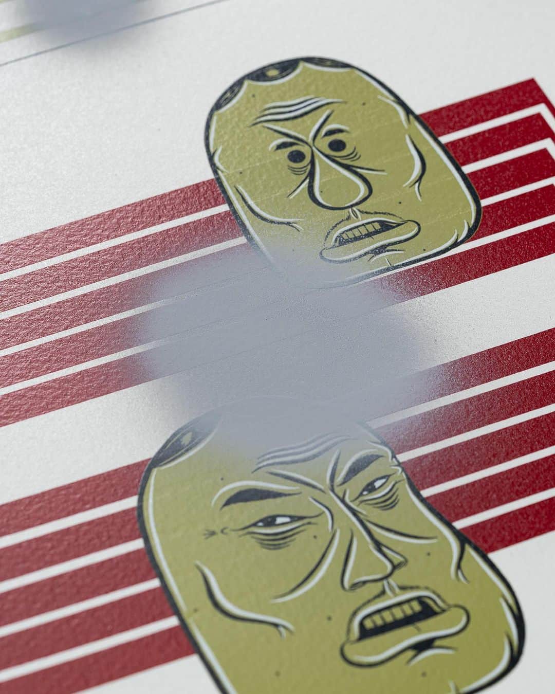 McGuffinさんのインスタグラム写真 - (McGuffinInstagram)「⚡McGuffin Street News⚡  Barry McGee x Avant Arte 初のコラボレーション 24時間限定プリントエディションをリリース  @avant.arte   新しいアートの発掘と、より身近なアートコレクションの実現を目指し、キュレーション型のマーケットを提供するAvant Arte。この度、Avant Arteは世界的に著名なアーティストBarry Mccee(バリー・マッギー）との初のラボレーションを発表する。本作品は、2023年11月9日15:00GMT（日本時間11月10日午前0時より24時間限定でavantarte.comにて600ユーロ/約635米ドルで販売されるとのこと。  <Untitled, 2023> は蛍光ピンクとハイライトのシルクスクリーンのレイヤーが施されたUVピグメントプリントで、Avant Arteの傘下にあるロンドンのプリント工房において、熟練のプリント職人によって制作された。 学生時代には、コミュニティ・カレッジでリノリウム版画やリトグラフを実験的に制作、そしてサンフランシスコ芸術大学では版画と絵画の学士号を取得したマッギー。その後、90年代にはサンフランシスコにある活版印刷所で働きながら、ミッドセンチュリーの印刷技術の腕を磨いてきた。この作品は、マッギーの長年にわたる版画に対する情熱から生まれたものとなる。<Untitled,2023> は、マッギーの原画をもとに制作されておりに、お馴染みのキャラクターである <Everyman> の頭、幾何学模様、「DFW」や「IFF」の文字など、様々なイメージやパターンをモンタージュした画面となっている。 バリー・マッギーは、1990年代から2000年代にかけてサンフランシスコで生まれたアーバン・リアリズムの芸術運動 <ミッション・スクール・ムーブメント> を率いてきたメンバーの一人だ。彼のアーティストとしてのキャリアは、サンフランシスコのストリートでグラフィティ・ライターとして活動しTWIST（ツイスト）というタグでも広く知られていた頃から始まり、現在ではカリフォルニア州ベイエリアでスタジオを拠点に活動するに至る。マッギーの作品は、ドローイング、ペインティング、ミクストメディア・インスタレーションで構成され、これまでにヴェネチア・ビエンナーレや、MoMA、SFMoMA、ウォーカー・アート・センター、プラダ財団、ワタリウム美術館などのアート界において重要な場所で展示された。  ▼Barry McGeeからのコメント 「版画の即時性が好きで、四版とシルクスクリーン印刷のプロセスは私のイマジネーションを上手く捉えていると思います。この企画は、私にとって初めての、手仕上げも加わった時間制限付き版画リリースとなります。この作品はもともと原画からきており、昨年から私が制作している数々のイメージやパターンをモンタージュしたものです。 文字は元々特定の手がかりを意味していたが、現在ではある種のマントラとして機能しています。<エブリマン>はまさにその例の一つで、非常に平凡で、作品の構成内での種々の要素や句読点としての存在となっています。幾何学模様は、目を休め、見る人が提示されたイメージを熟考するための領域です。皆さんが私の作品を家に飾って楽しんでくれることを願っています。」  この稀有な機会を記念し、またアーティストにとってもう一つの初めての試みとして、マッギーは同じ24時間の時間制限の中で、コレクター向けに手仕上げを加えたスペシャルプリントエディションを用意するとのこと。これらのエディションは、マッギーが一つひとつ手作業で仕上げたものになる。 このエキサイティングなコラボレーションに関する最新ニュースや舞台裏については、Avant Arteのソーシャルメディアをチェック。  #avantarte #barrymcgee」11月2日 17時42分 - mcguffin_official