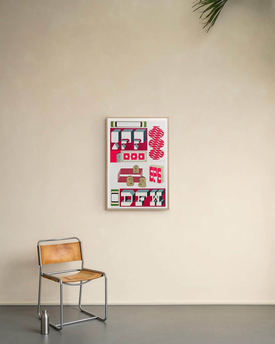 McGuffinさんのインスタグラム写真 - (McGuffinInstagram)「⚡McGuffin Street News⚡  Barry McGee x Avant Arte 初のコラボレーション 24時間限定プリントエディションをリリース  @avant.arte   新しいアートの発掘と、より身近なアートコレクションの実現を目指し、キュレーション型のマーケットを提供するAvant Arte。この度、Avant Arteは世界的に著名なアーティストBarry Mccee(バリー・マッギー）との初のラボレーションを発表する。本作品は、2023年11月9日15:00GMT（日本時間11月10日午前0時より24時間限定でavantarte.comにて600ユーロ/約635米ドルで販売されるとのこと。  <Untitled, 2023> は蛍光ピンクとハイライトのシルクスクリーンのレイヤーが施されたUVピグメントプリントで、Avant Arteの傘下にあるロンドンのプリント工房において、熟練のプリント職人によって制作された。 学生時代には、コミュニティ・カレッジでリノリウム版画やリトグラフを実験的に制作、そしてサンフランシスコ芸術大学では版画と絵画の学士号を取得したマッギー。その後、90年代にはサンフランシスコにある活版印刷所で働きながら、ミッドセンチュリーの印刷技術の腕を磨いてきた。この作品は、マッギーの長年にわたる版画に対する情熱から生まれたものとなる。<Untitled,2023> は、マッギーの原画をもとに制作されておりに、お馴染みのキャラクターである <Everyman> の頭、幾何学模様、「DFW」や「IFF」の文字など、様々なイメージやパターンをモンタージュした画面となっている。 バリー・マッギーは、1990年代から2000年代にかけてサンフランシスコで生まれたアーバン・リアリズムの芸術運動 <ミッション・スクール・ムーブメント> を率いてきたメンバーの一人だ。彼のアーティストとしてのキャリアは、サンフランシスコのストリートでグラフィティ・ライターとして活動しTWIST（ツイスト）というタグでも広く知られていた頃から始まり、現在ではカリフォルニア州ベイエリアでスタジオを拠点に活動するに至る。マッギーの作品は、ドローイング、ペインティング、ミクストメディア・インスタレーションで構成され、これまでにヴェネチア・ビエンナーレや、MoMA、SFMoMA、ウォーカー・アート・センター、プラダ財団、ワタリウム美術館などのアート界において重要な場所で展示された。  ▼Barry McGeeからのコメント 「版画の即時性が好きで、四版とシルクスクリーン印刷のプロセスは私のイマジネーションを上手く捉えていると思います。この企画は、私にとって初めての、手仕上げも加わった時間制限付き版画リリースとなります。この作品はもともと原画からきており、昨年から私が制作している数々のイメージやパターンをモンタージュしたものです。 文字は元々特定の手がかりを意味していたが、現在ではある種のマントラとして機能しています。<エブリマン>はまさにその例の一つで、非常に平凡で、作品の構成内での種々の要素や句読点としての存在となっています。幾何学模様は、目を休め、見る人が提示されたイメージを熟考するための領域です。皆さんが私の作品を家に飾って楽しんでくれることを願っています。」  この稀有な機会を記念し、またアーティストにとってもう一つの初めての試みとして、マッギーは同じ24時間の時間制限の中で、コレクター向けに手仕上げを加えたスペシャルプリントエディションを用意するとのこと。これらのエディションは、マッギーが一つひとつ手作業で仕上げたものになる。 このエキサイティングなコラボレーションに関する最新ニュースや舞台裏については、Avant Arteのソーシャルメディアをチェック。  #avantarte #barrymcgee」11月2日 17時42分 - mcguffin_official