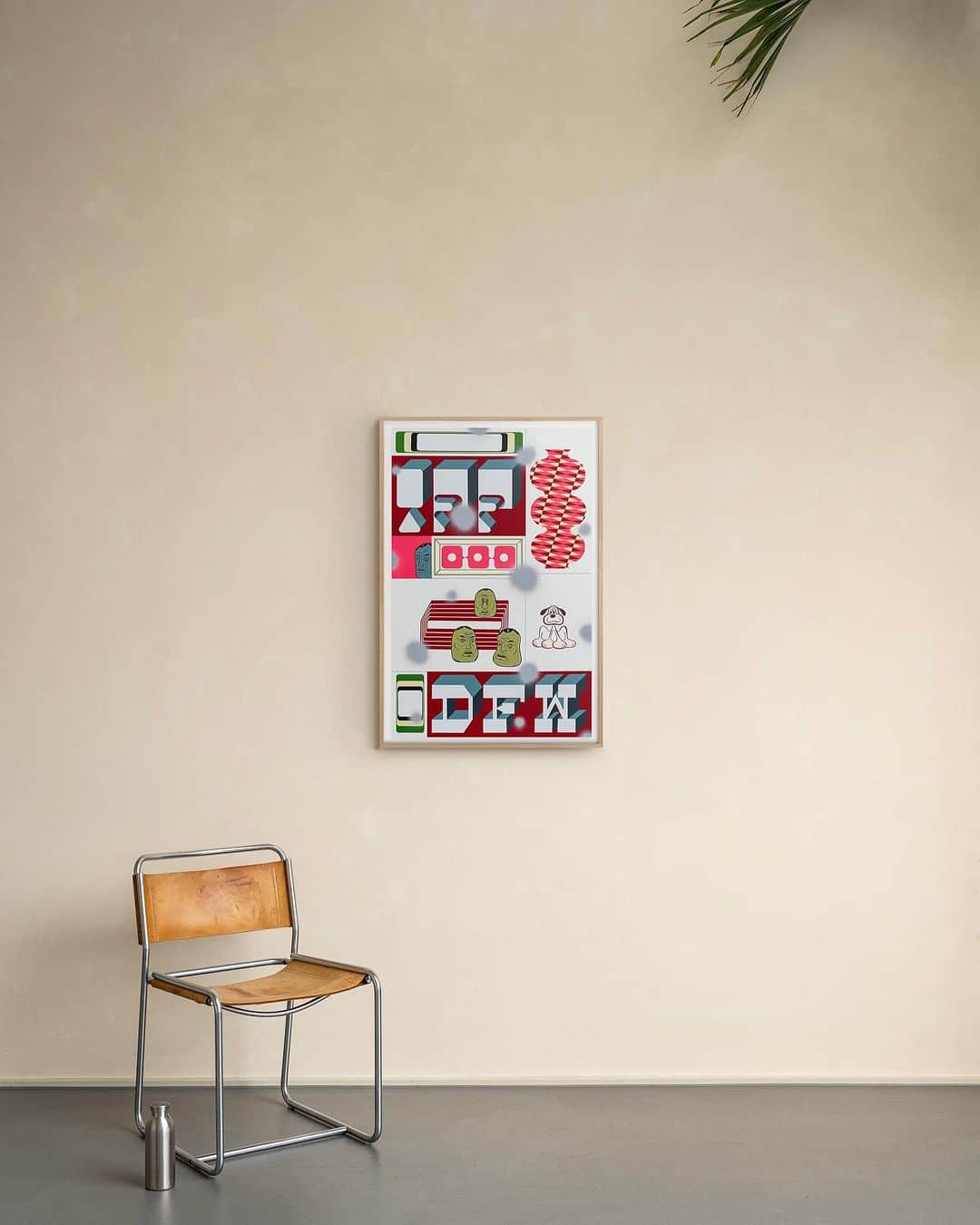 McGuffinさんのインスタグラム写真 - (McGuffinInstagram)「⚡McGuffin Street News⚡  Barry McGee x Avant Arte 初のコラボレーション 24時間限定プリントエディションをリリース  @avant.arte   新しいアートの発掘と、より身近なアートコレクションの実現を目指し、キュレーション型のマーケットを提供するAvant Arte。この度、Avant Arteは世界的に著名なアーティストBarry Mccee(バリー・マッギー）との初のラボレーションを発表する。本作品は、2023年11月9日15:00GMT（日本時間11月10日午前0時より24時間限定でavantarte.comにて600ユーロ/約635米ドルで販売されるとのこと。  <Untitled, 2023> は蛍光ピンクとハイライトのシルクスクリーンのレイヤーが施されたUVピグメントプリントで、Avant Arteの傘下にあるロンドンのプリント工房において、熟練のプリント職人によって制作された。 学生時代には、コミュニティ・カレッジでリノリウム版画やリトグラフを実験的に制作、そしてサンフランシスコ芸術大学では版画と絵画の学士号を取得したマッギー。その後、90年代にはサンフランシスコにある活版印刷所で働きながら、ミッドセンチュリーの印刷技術の腕を磨いてきた。この作品は、マッギーの長年にわたる版画に対する情熱から生まれたものとなる。<Untitled,2023> は、マッギーの原画をもとに制作されておりに、お馴染みのキャラクターである <Everyman> の頭、幾何学模様、「DFW」や「IFF」の文字など、様々なイメージやパターンをモンタージュした画面となっている。 バリー・マッギーは、1990年代から2000年代にかけてサンフランシスコで生まれたアーバン・リアリズムの芸術運動 <ミッション・スクール・ムーブメント> を率いてきたメンバーの一人だ。彼のアーティストとしてのキャリアは、サンフランシスコのストリートでグラフィティ・ライターとして活動しTWIST（ツイスト）というタグでも広く知られていた頃から始まり、現在ではカリフォルニア州ベイエリアでスタジオを拠点に活動するに至る。マッギーの作品は、ドローイング、ペインティング、ミクストメディア・インスタレーションで構成され、これまでにヴェネチア・ビエンナーレや、MoMA、SFMoMA、ウォーカー・アート・センター、プラダ財団、ワタリウム美術館などのアート界において重要な場所で展示された。  ▼Barry McGeeからのコメント 「版画の即時性が好きで、四版とシルクスクリーン印刷のプロセスは私のイマジネーションを上手く捉えていると思います。この企画は、私にとって初めての、手仕上げも加わった時間制限付き版画リリースとなります。この作品はもともと原画からきており、昨年から私が制作している数々のイメージやパターンをモンタージュしたものです。 文字は元々特定の手がかりを意味していたが、現在ではある種のマントラとして機能しています。<エブリマン>はまさにその例の一つで、非常に平凡で、作品の構成内での種々の要素や句読点としての存在となっています。幾何学模様は、目を休め、見る人が提示されたイメージを熟考するための領域です。皆さんが私の作品を家に飾って楽しんでくれることを願っています。」  この稀有な機会を記念し、またアーティストにとってもう一つの初めての試みとして、マッギーは同じ24時間の時間制限の中で、コレクター向けに手仕上げを加えたスペシャルプリントエディションを用意するとのこと。これらのエディションは、マッギーが一つひとつ手作業で仕上げたものになる。 このエキサイティングなコラボレーションに関する最新ニュースや舞台裏については、Avant Arteのソーシャルメディアをチェック。  #avantarte #barrymcgee」11月2日 17時42分 - mcguffin_official