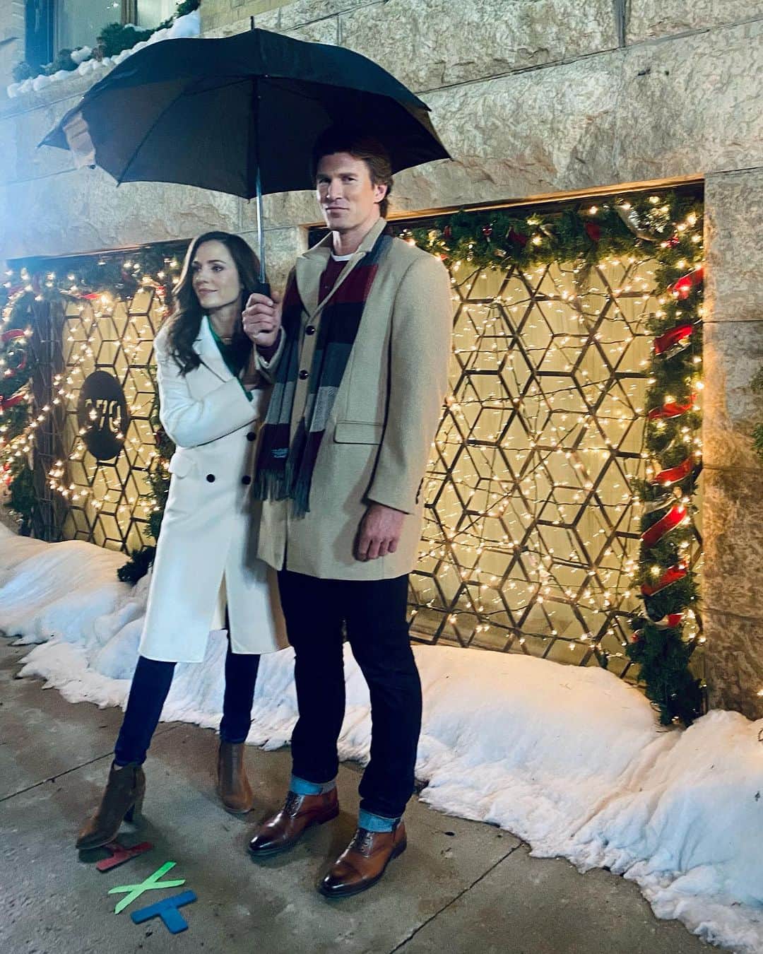 ローラ・オスのインスタグラム：「“A Dash Of Christmas” premieres in three days - this Sat Nov 4 on @gactv at 7pm CT. Here’s me and my DASHing costar @chrisrussellofficial filming in the rain at 2am.   We shot the whole movie in 12 days (the 12 days of Christmas) this past June. And every one of those days was a night shoot - 3pm to 3am. Up in Winnipeg, Canada it doesn’t get dark till nearly 11pm in the summer! And it was also 80 degrees!  #christmasmovies #christmas #greatamericanfamily @galivingtv #onset #behindthescenes #nightshoot #adashofchristmas #welcomehome」