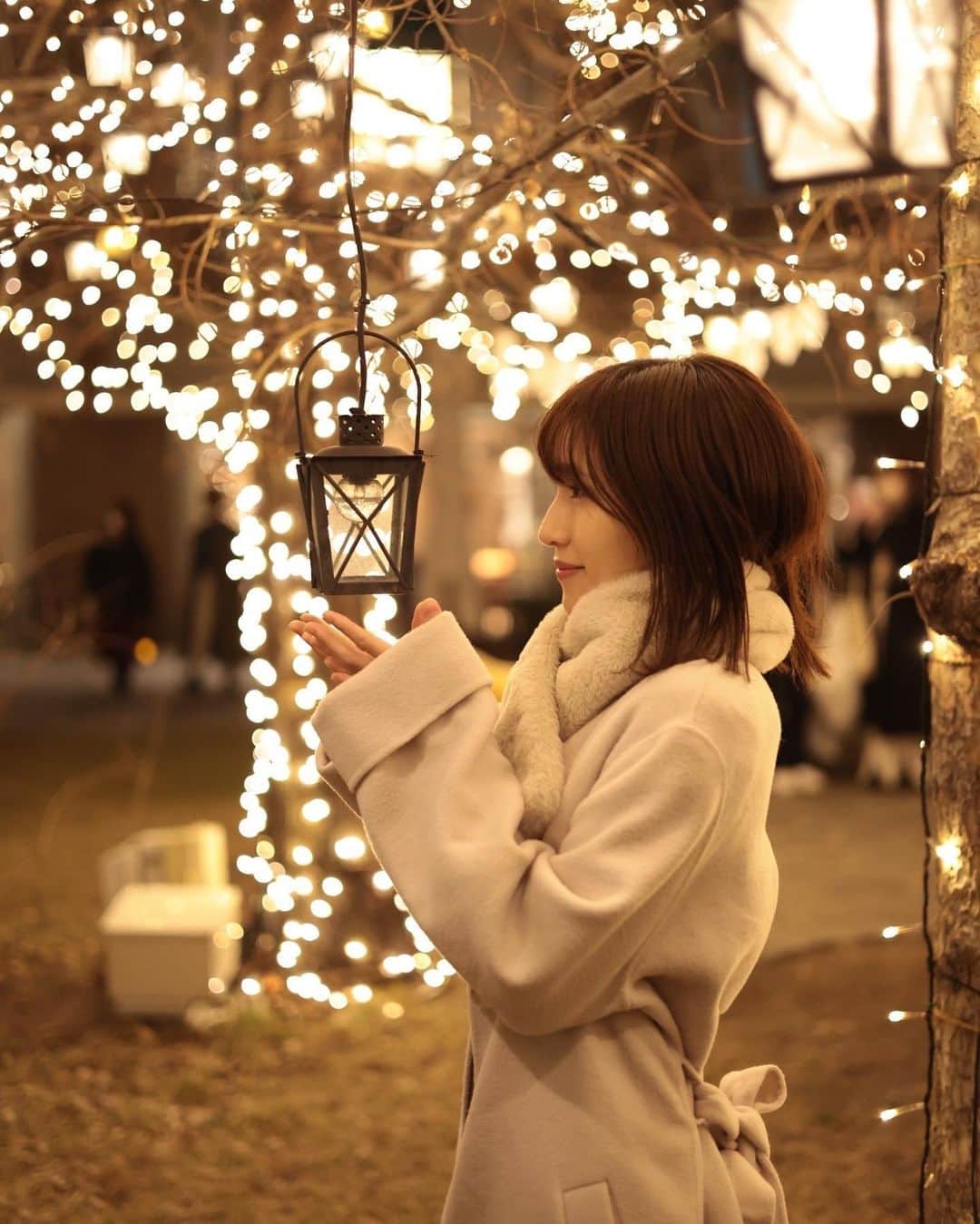 松浦彩のインスタグラム：「出演情報 季節先取り気味のお写真です🎄🤍 ありがたいことに日々忙しくさせていただいていて写真がない…😂！  11月3日(金･祝)10:00-16:00 イオンモール山形南 Aloha YAMAGATA in AEON MALL  MCを務めます🌺 フラダンスのパフォーマンスや、初代フラガール(常磐音楽舞踊学院第1期生)のマリエ･モアナ･ラニ･三井先生をお招きしてのトークショー、フラダンスの体験コーナーも！  ハワイアン雑貨やフードの販売もあります♥   ︎︎ 11月4日(土)9:30-15:30 鶴岡サイエンスパーク 鶴岡サイエンスパークまつり2023  究極の遊び･サイエンスで遊びましょう！ 鶴岡サイエンスパークをはじめて全解放して、お子様も大人もたのしめるイベントをたくさんご用意！わたしも当日は白衣でみなさまをお迎えします😎 キッチンカーもずらりと集結します♡  ぜひ遊びにいらしてください🥰  photo by @masa2020sp   #フリーアナウンサー #イベントMC」