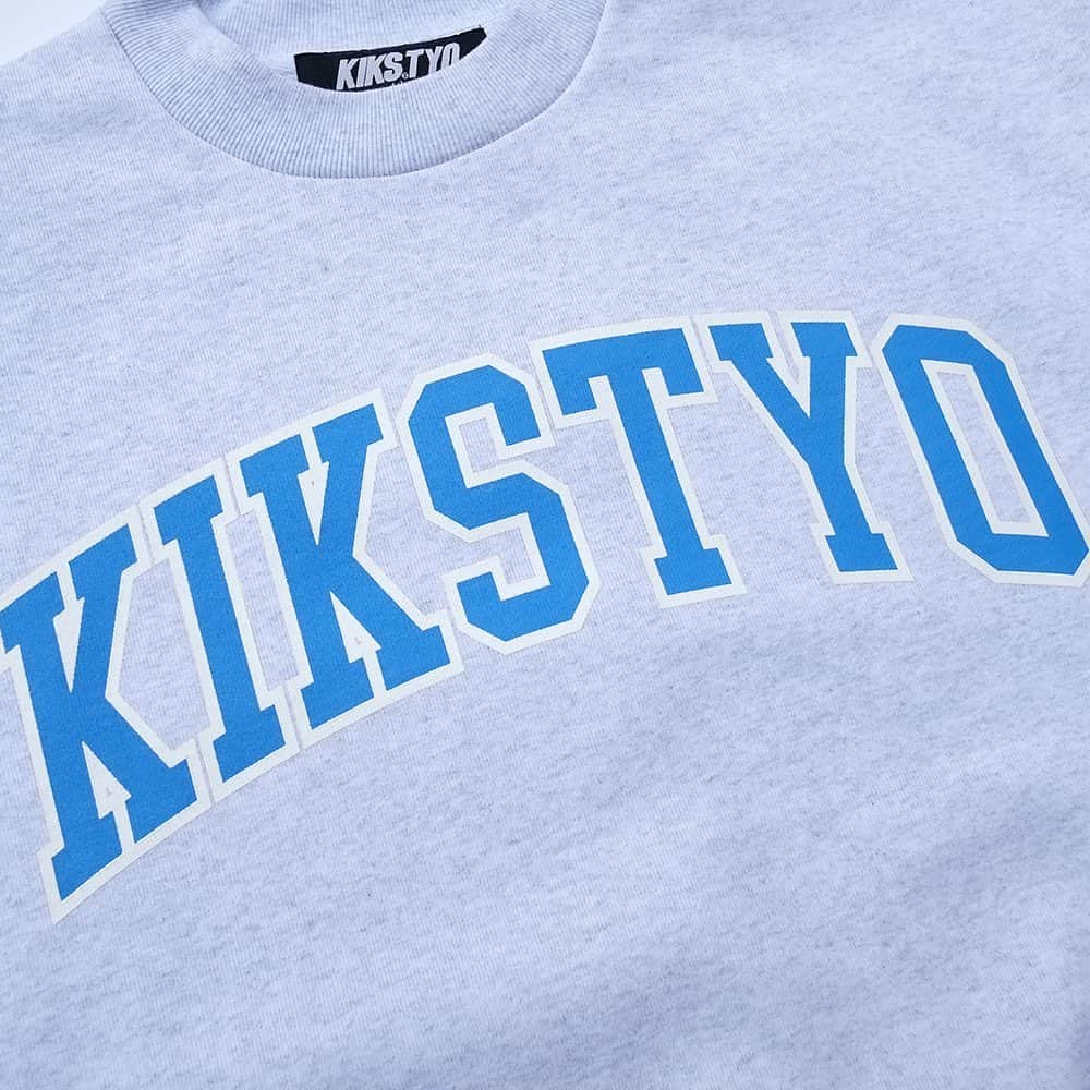 KIKSTYOさんのインスタグラム写真 - (KIKSTYOInstagram)「. HEAVYWEIGHT LOGO CREWNECK. 15ozのヘヴィーウェイト生地を使用した裏起毛のクルーネックスウェット。  フロントには一回り大きなアーチロゴがプリントされ、インパクト抜群。  注）お電話でのご注文、お問い合わせはKIKSTYO HEAD SHOP03-5766-6482までお願い致します。  実店舗と在庫を共有しております。多少のお時間差にて欠品になることもございます。予めご了承頂ますようお願い致します。  サイズ表 着丈（cm） M69 ,L72 ,XL75 ,XXL78 身幅（cm） M55 ,L58 ,XL61 ,XXL64 肩幅（cm） M50 ,L53 ,XL56 ,XXL59 袖丈（cm） M61 ,L62 ,XL63 ,XXL64  画像はサンプルです。実際とは若干異なる場合がございます。 #kikstyo #archlogo #newarrivals」11月2日 17時43分 - kikstyo