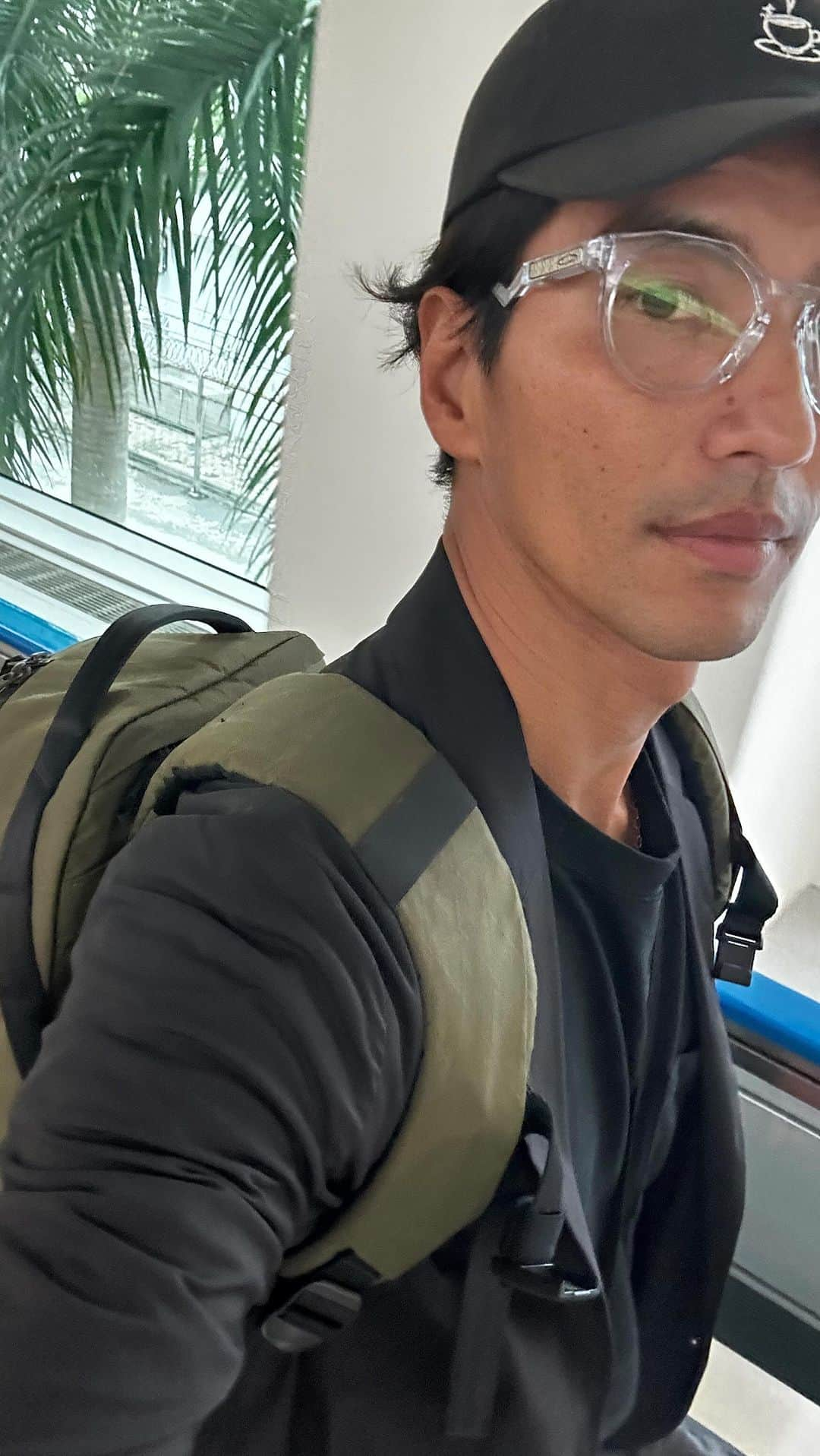 幸太のインスタグラム：「Trip to Ho Chi Minh  2回目のホーチミン🇻🇳  まだまだ発見満載💡 やっぱり旅は、面白い‼️  機内のお供に @ablecarry.jp 背負って @oakleyjapan の老眼入りメガネで（笑） まだ読み終わって無かった @samicrown_lens の本を読みながら @musubi_beautylife のスティックで機内で保湿 疲れたらdoTERRAのロールオンでリラックス  なかなかバッチリな組み合わせだったかな👍  #旅するモデル  #男性美容家  #日本一黒い美容家  #ablecarry  #oakley  #musubibeauty #dottera」