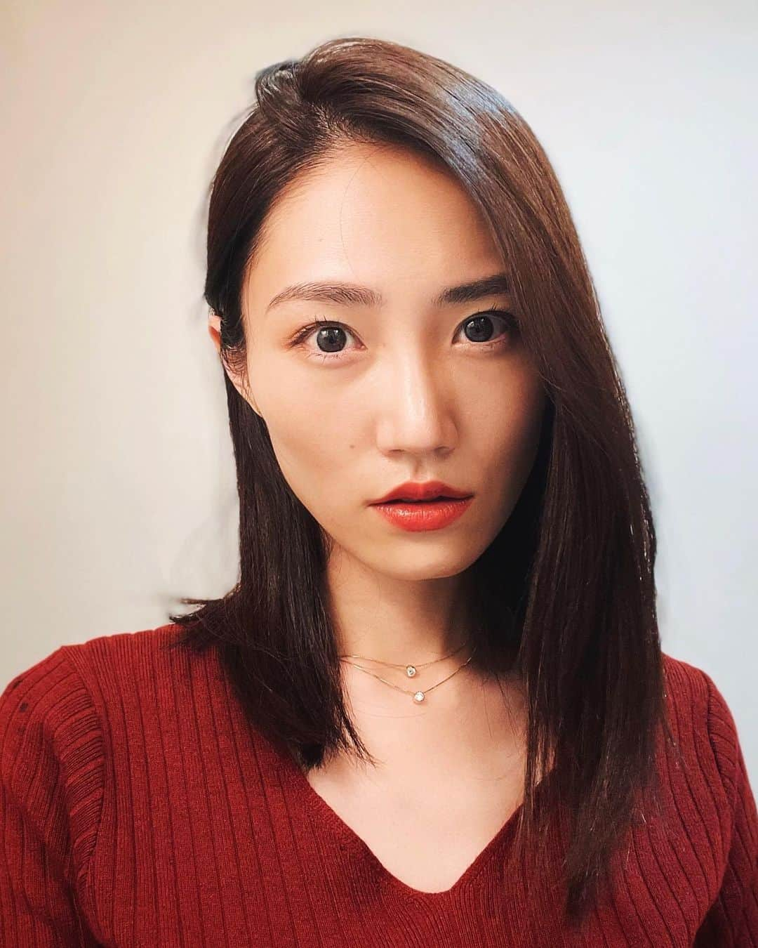 土井玲奈のインスタグラム：「秋になったね。 急に寒くなった。 そして秋も一瞬で終わるやん。 春と秋の時期短くなってる気がするの私だけ？  髪も気がついたらめちゃくちゃ伸びてた。 セミロング。 切りたい気もするけど首あったかいしなあ笑  ってことで今月宣材写真撮り直す！ また載せますね。  キリエのうた、見つけたよって コメントくださった皆様ありがとうございました。 ちょろっとやったけどね。 リアルにこんな感じで怒られてる幼少期だったよ私w 写真に載せてるネックレスは そんなリアルブチギレおかん(実母) から最近もらった。 ダイヤのアクセサリーは代々使えて素敵やね。  キリエのうたはまだまだ全国公開中なので観てない方ぜひ観てね！  #actress #japaneseactress #일본의여배우 #日本女演员 #日本女演員 #aktrisjepang #portraitphotography #portrait_shots  #portraitofjapan #instadaily #iphoneography #actress_jp #actresslife  #actressgallery #tokyo #osaka」