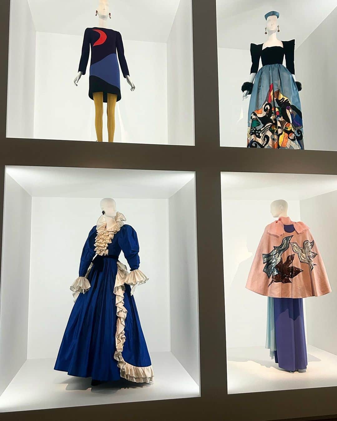 のインスタグラム：「情報解禁してから絶対に行くって決めてたイヴサンローラン展🧡 素敵空間すぎた！歴史もファッションも大好きだからまた行きたい‪、  #イヴサンローラン #イヴサンローラン展 #yvessaintlaurent #国立新美術館」