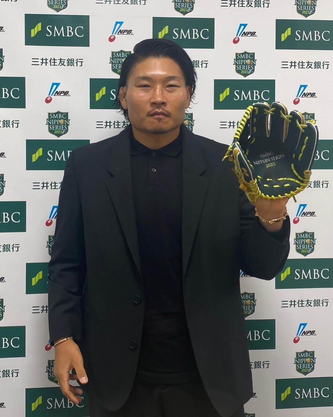 稲垣啓太のインスタグラム：「SMBC日本シリーズ 2023の第4戦にて始球式に登板させていただきました⚾️ 本番は1ノッコン、1ストライクでした。  チャリティーオークションにて始球式で使用したグローブとユニフォームが出品されていますので、チェックよろしく頼みます⚾️ リンクはストーリーにて。  感謝！！」