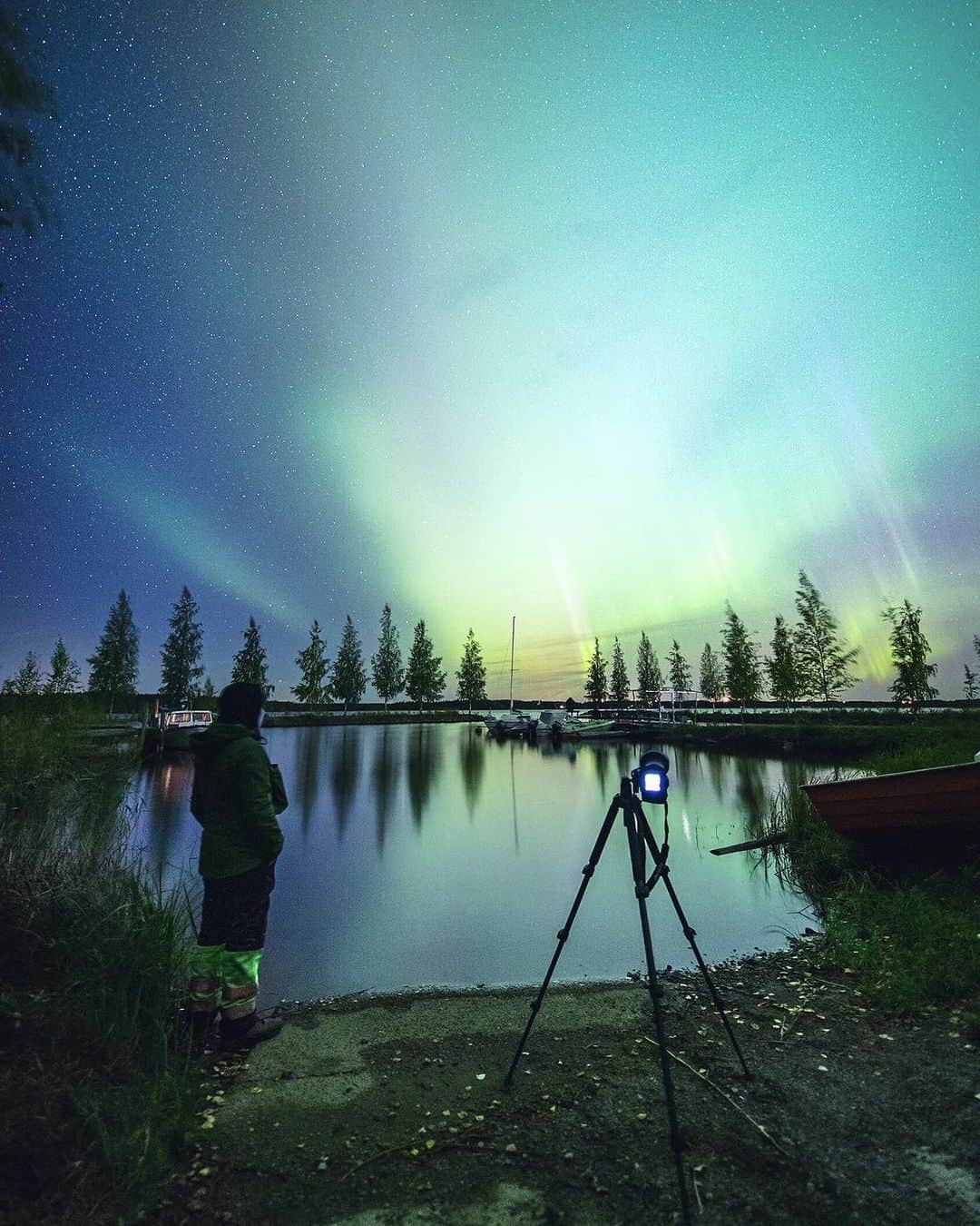 フィンランド政府観光局さんのインスタグラム写真 - (フィンランド政府観光局Instagram)「🪐オーロラは手が届きそうなところにあるように見えますが、高度100 kmを超えるところにあり、いろいろな気体が太陽風によって撹拌されると現れます。フィンランドでオーロラを見るために知っておくとよいことは？   💚北に向かい、空が澄んでたくさんの星が見える夜は、オーロラを見る可能性も高くなります。   💜日が暮れてから夜明けまでの間、オーロラは突然現れたり消えたりします。  💚オーロラが出やすい空気の澄んだ冬の夜は、冷え込みも厳しくなります。適切な服装で出かけましょう。   💜明かりのある場所や建物から離れましょう。丘の上や湖畔が絶好のポイントです。  💚フィンランド気象協会の情報ウェブサイト オーロラ状況！（Auroras Now!） に登録すると、フィンランドの空でオーロラが見えそうな磁気状態になったとき、無料Eメールで知らせてくれます。  📸 @matalalta  Kiitos! 🙏  #visitfinland #ourfinland #visitfinlandjp #finland #北欧旅行 #travelgram #フィンランド #フィンランド政府観光局 #北欧 #travel #instatravel #travel #travelgram #travelling #traveler #旅したくなるフォト #旅行 #旅 #海外旅行 #travelphotography #旅行大好き #旅行好き #旅スタグラム #旅好き #ヨーロッパ旅行 #旅に出たい #トラベル #オーロラ #northernlights」11月2日 17時48分 - visitfinlandjapan