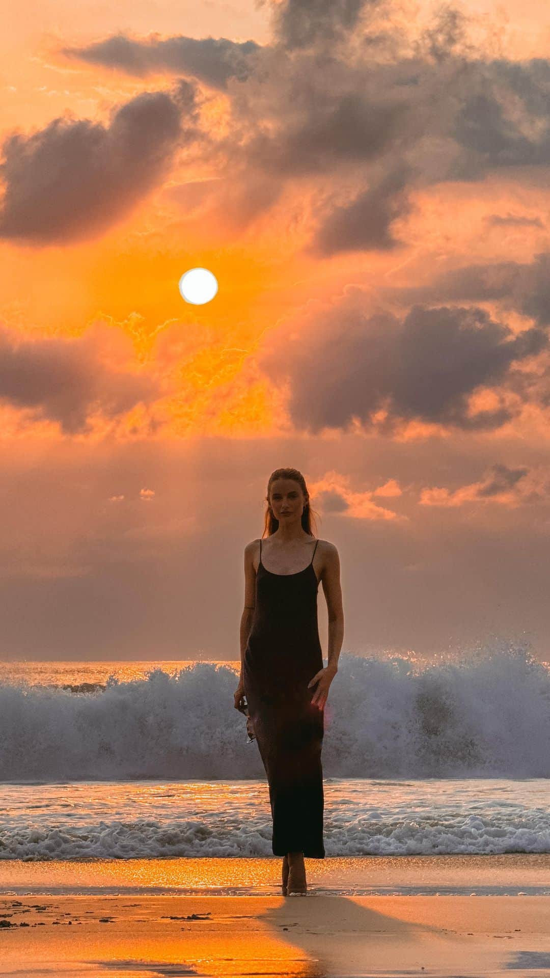 のインスタグラム：「The brightest, richest orange sunset my eyes have ever seen. I cannot tell you how much this resort has changed our lives. Everyone was right when they said we would never want to leave here. We’re already looking to book again for next year 😍 📍 @nihi」