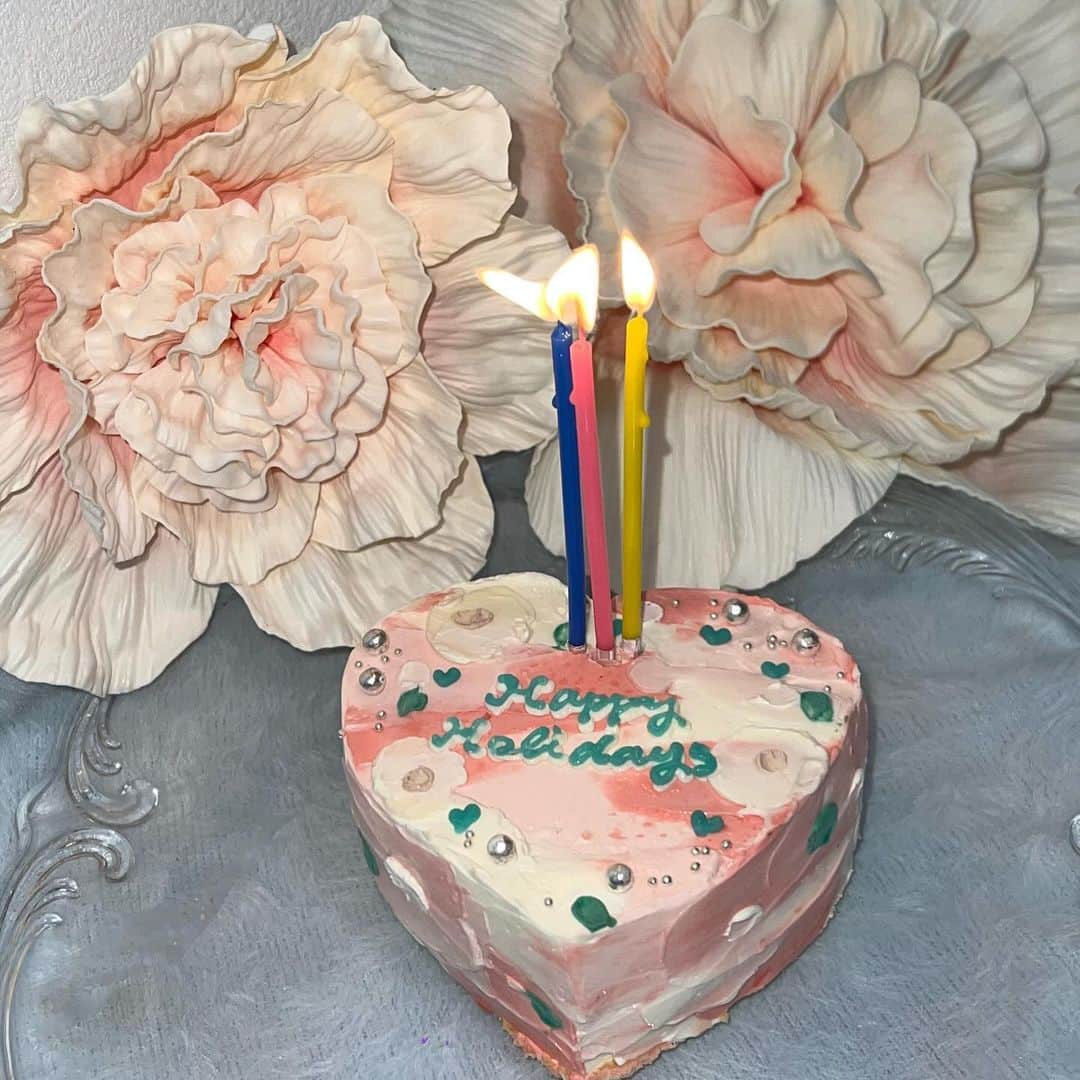 加藤愛梨さんのインスタグラム写真 - (加藤愛梨Instagram)「Happy Holiday🌷💕  @cakeshop.jp で可愛すぎるケーキをオーダー♡♡ オリジナルで形から、色、デザイン、トッピングが 選べてとっても楽しかった🍰💗 インスタには色んなデザインのケーキが投稿されてて見てるだけで幸せになれる、、  あいりは日々のご褒美に、 ハッピーホリデーケーキにしたけど お誕生日や記念日にも是非だよ·͜·♡   #PR  #cakeshop  #ケーキ  #オリジナルケーキ  #モバイルオーダー  #記念日ケーキ  #誕生日ケーキ  #お祝いケーキ」11月2日 17時49分 - l_ovepear