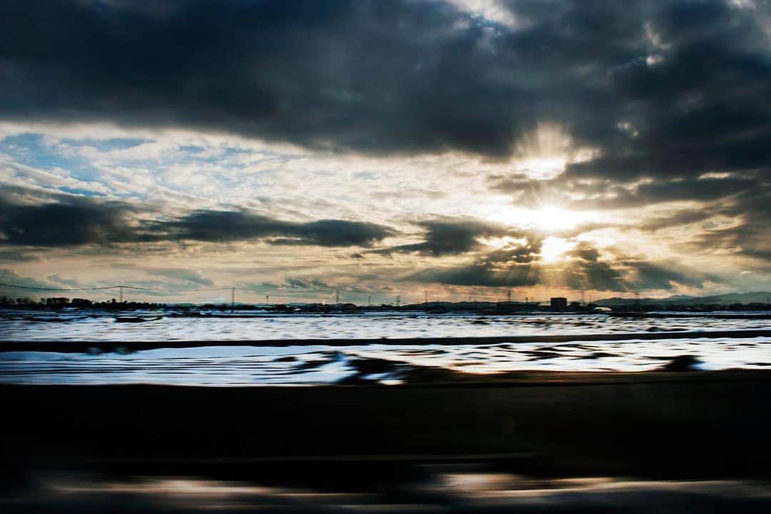 大杉隼平さんのインスタグラム写真 - (大杉隼平Instagram)「「曇り空。一瞬垣間見えた青空の向こう側」  #写真 #言葉 #shumpeiohsugi #大杉隼平」11月2日 17時49分 - shumpeiohsugi_photographer
