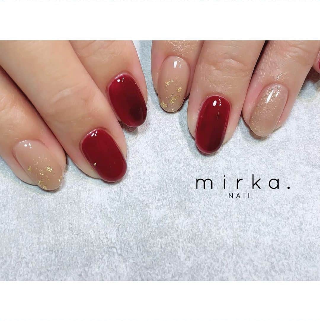 mirka. NAIL(ミルカネイル)のインスタグラム：「⁡ ⁡ ボルドー꙳ ⁡ ⁡ ⁡ …………………………………………………………… ⁡ ご予約、お問い合わせは LINE ID⇒ @mirka.nail (@含む)まで。 ⁡ ご新規様はハイライトの「ご案内」と「ご予約方法」を必ずお読みいただいてからご予約くださいますようお願いいたします。 空き状況や詳細はLINEの投稿からご確認ください。 ⁡ ⁡ ⁡ ⁡ #mirkanail#nails#nail#nailart#naildesign #ショートネイル#ネイルアート#ネイルデザイン#ネイル#大人ネイル#シンプルネイル#オフィスネイル#ニュアンスネイル#ナチュラルネイル#カジュアルネイル#ショートネイルデザイン#美甲#秋ネイル#秋ネイル2023 #プライベートサロン#プライベートネイルサロン#東京ネイルサロン#東京ネイル#江東区ネイルサロン#森下#清澄白河 ⁡」