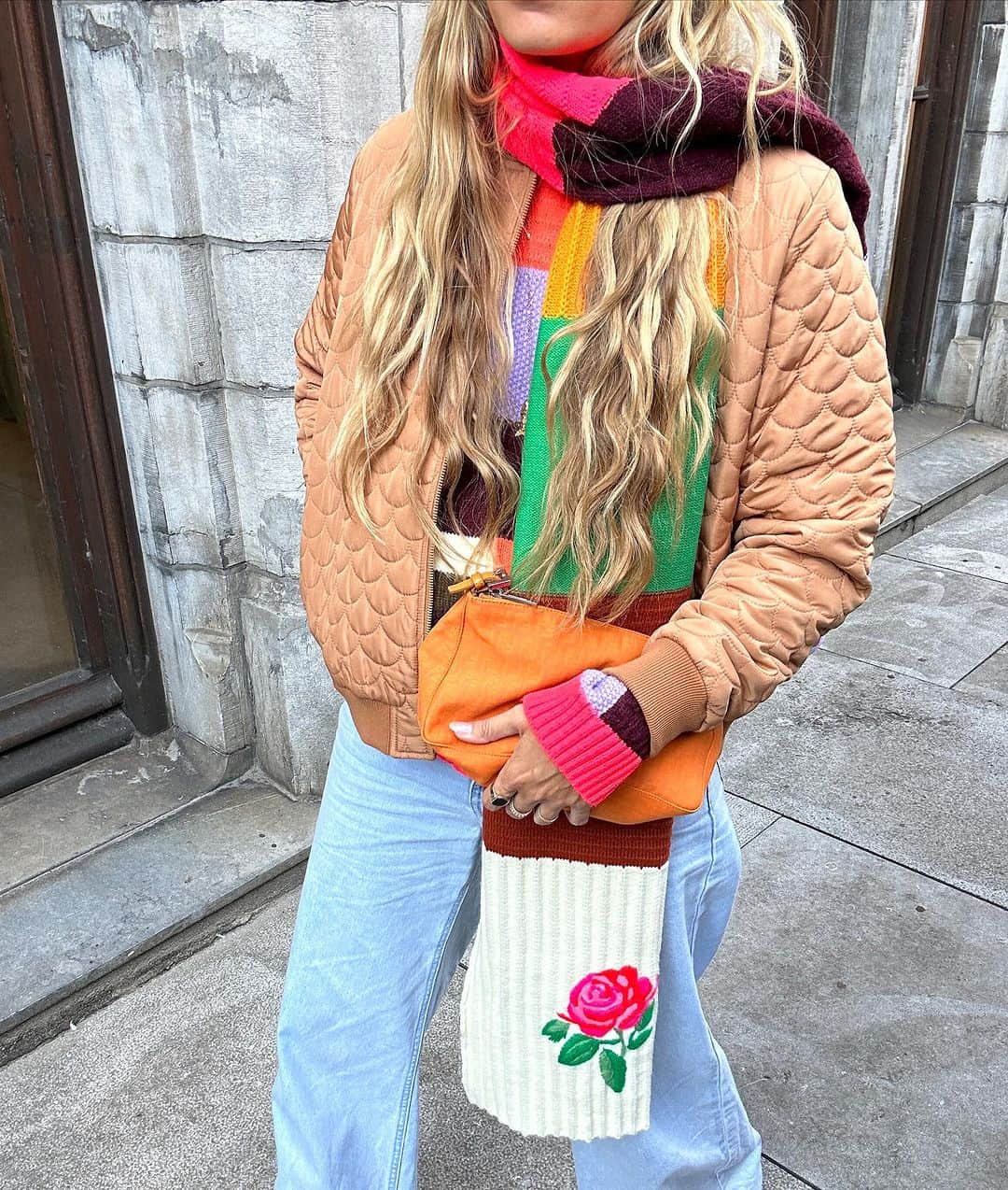 マヌーシュさんのインスタグラム写真 - (マヌーシュInstagram)「@tanjakvl is a #ManoushGirl ❤️ Tanja wears our Champi patch scarf & sweater with our Nuage teddy bombers 🌹 Tap to buy!」11月2日 17時51分 - manoush_officiel